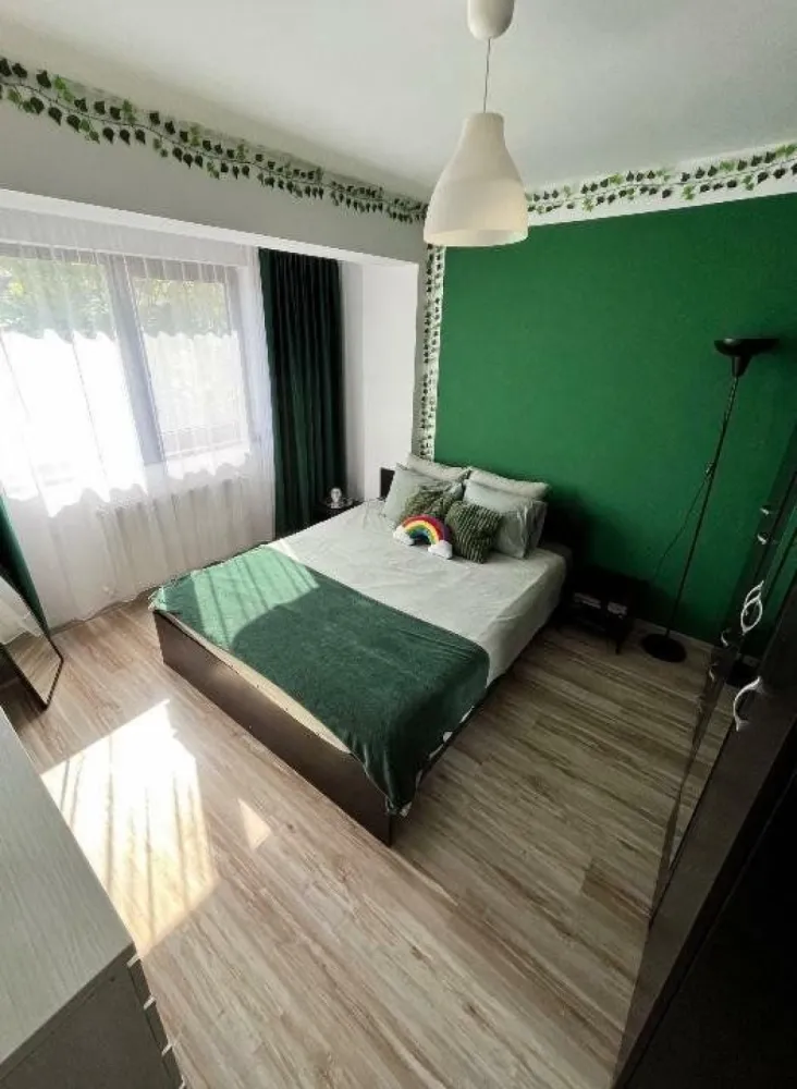 Apartament 2 camere, 49mp, cu balcon şi parcare - Apartament complet mobilat liber de la 15 Septembrie.

-Electrocasnice Samsung
-aer condiţionat
-masina de spălat rufe
-televizor
-wi-fi
-loc de parcare
-balcon

Nu se acceptă animale, sorry :(