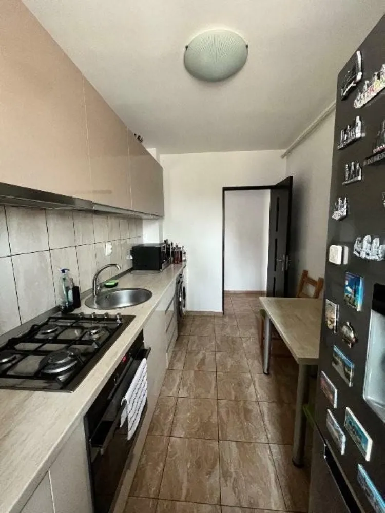 Apartament 2 camere, 49mp, cu balcon şi parcare - Apartament complet mobilat liber de la 15 Septembrie.

-Electrocasnice Samsung
-aer condiţionat
-masina de spălat rufe
-televizor
-wi-fi
-loc de parcare
-balcon

Nu se acceptă animale, sorry :(