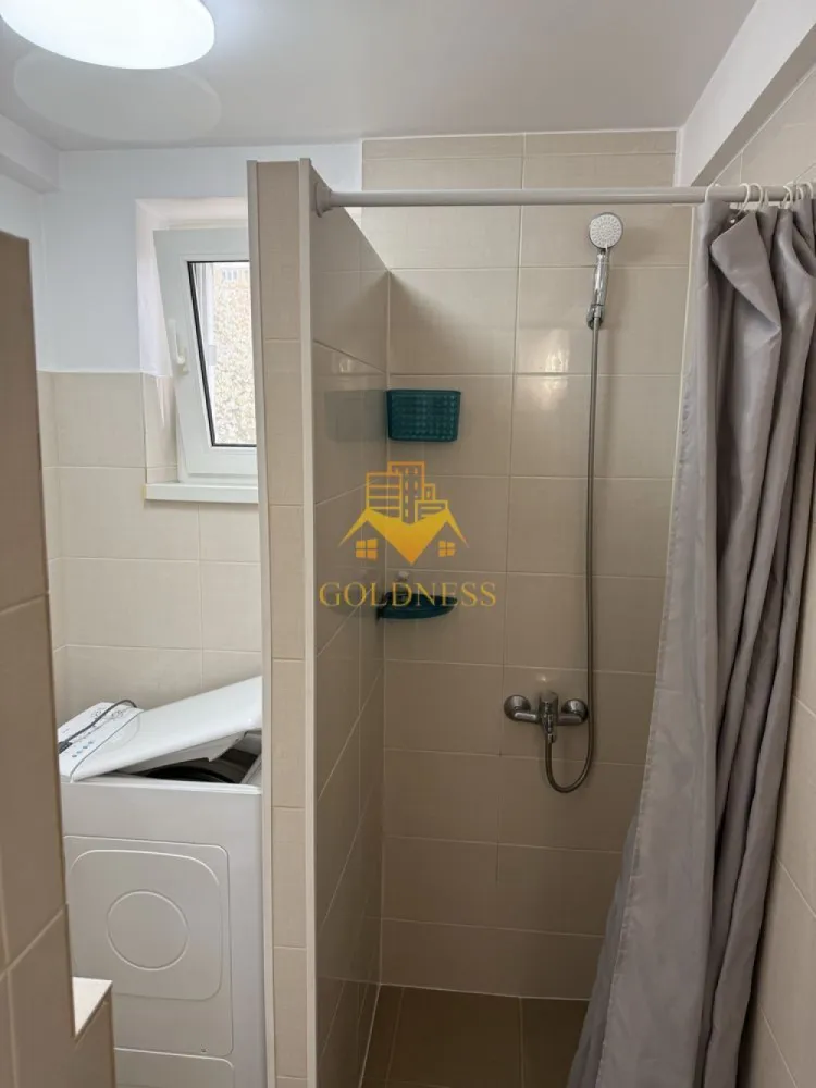 2 camere, Gheorgheni, Iulius Mall, Unirii, Royal Hotel, C. Brâncuși - GOLDNESS Imobiliare vă propune spre închiriere un apartament cu 2 camere complet mobilat și utilat, la etajul 3 într-un imobil de 4 etaje, în Cartierul Gheorgheni.
Posibilitatea de parcare în zona la liber!
Se află în apropierea stațiilor de transport în comun, magazine, restaurante, spații verzi, farmacii, etc. 

Apartamentul este compartimentat astfel:
 - dormitor 1 cu pat single și este extensibil, dressing
 - dormitor 2 cu pat single și este extensibil, dressing
 - bucătărie complet utilată și mobilată, loc de servit masa 
 - baie cu dus, calorifer port prosop și dulap pentru depozitare.

Imobilul este dotat cu toate cele necesare- centrală pe bloc cu repartitoare pe calorifere, frigider, aragaz, hotă, mașină de spălat haine, etc. 

Dacă sunteți interesați de acest apartament și doriți să îl vizionați, dar și pentru alte oferte nu ezitați să ne contactați telefonic sau prin e-mail. Vă stăm la dispoziție!
Pentru intermediere se percepe un comision de 50% din prețul chiriei!