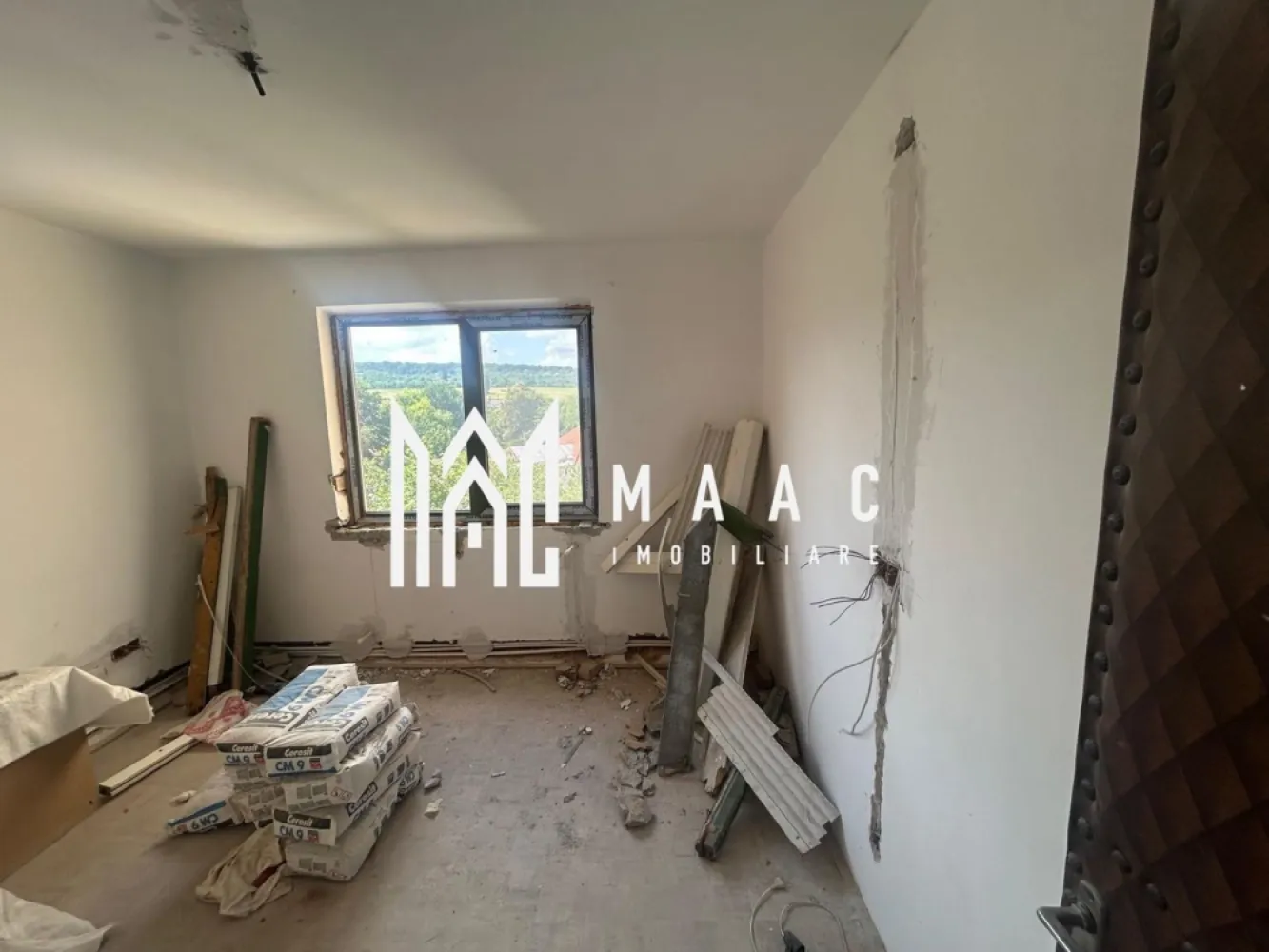 Apartament de vânzare 2 camere | Central, Cisnădie | 35 mp, etaj 2/4 - Apartament cu 2 camere de vânzare în zona Centrală din Cisnădie, cu 35 mp utili, situat la etajul 2 al unui imobil cu 4 etaje.

Detalii proprietate:
• Suprafață utilă: 35 mp
• Compartimentare: hol de acces, 2 camere, bucătărie și baie
• Etaj 2 din 4
• Imobil finalizat, construit în anul 1996
• 1 baie și 1 bucătărie
• Instalația electrică a fost înlocuită complet
• Locuința necesită renovări și finisaje, oferind libertatea de amenajare după propriul stil

Cod anunț CP3127568. Contactați echipa MAAC Imobiliare pentru detalii suplimentare și programarea unei vizionări.