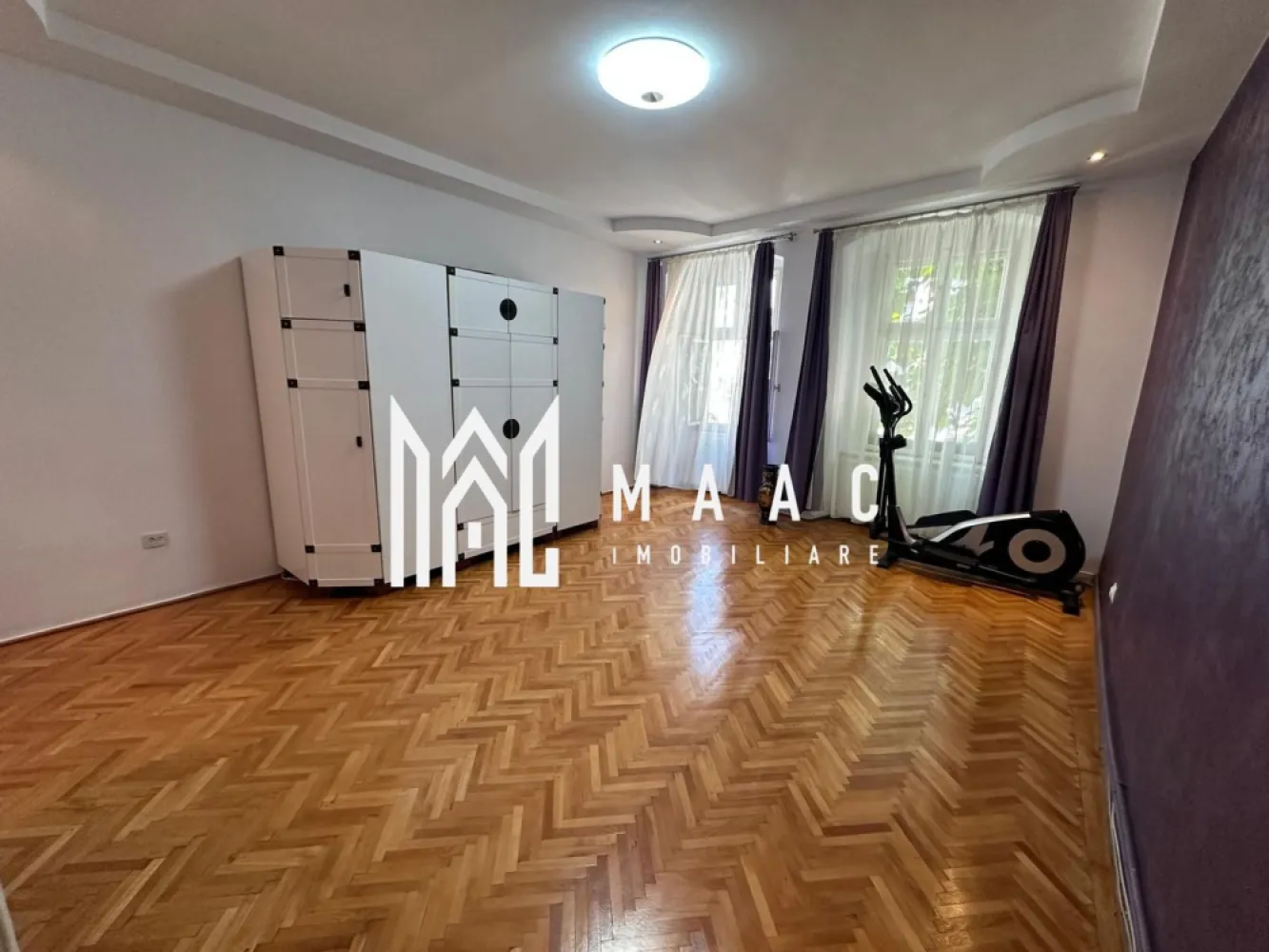 Apartament de vanzare Sibiu | 2 camere semidecomandat | Ultracentral, 64 mp - Apartament la casă cu 2 camere semidecomandate, situat în zona Ultracentrală din Sibiu, cu 64 mp utili și poziționare excelentă pentru acces rapid în centrul orașului.

Detalii proprietate:
• Tip proprietate: apartament la casă
• Suprafață utilă: 64 mp
• Compartimentare: 2 camere semidecomandate, bucătărie și baie
• Etaj: 1
• An construcție: 1960
• Spații utile suplimentare: pivniță, spațiu de depozitare și pod
• Proprietatea este disponibilă pentru vânzare

Zonă și acces:
Locuința este amplasată ultracentral, aproape de punctele de interes din centrul orașului, ceea ce oferă acces facil către zona centrală și serviciile din proximitate.

Cod anunț CP3189404. Contactați-ne pentru detalii suplimentare și pentru programarea unei vizionări.