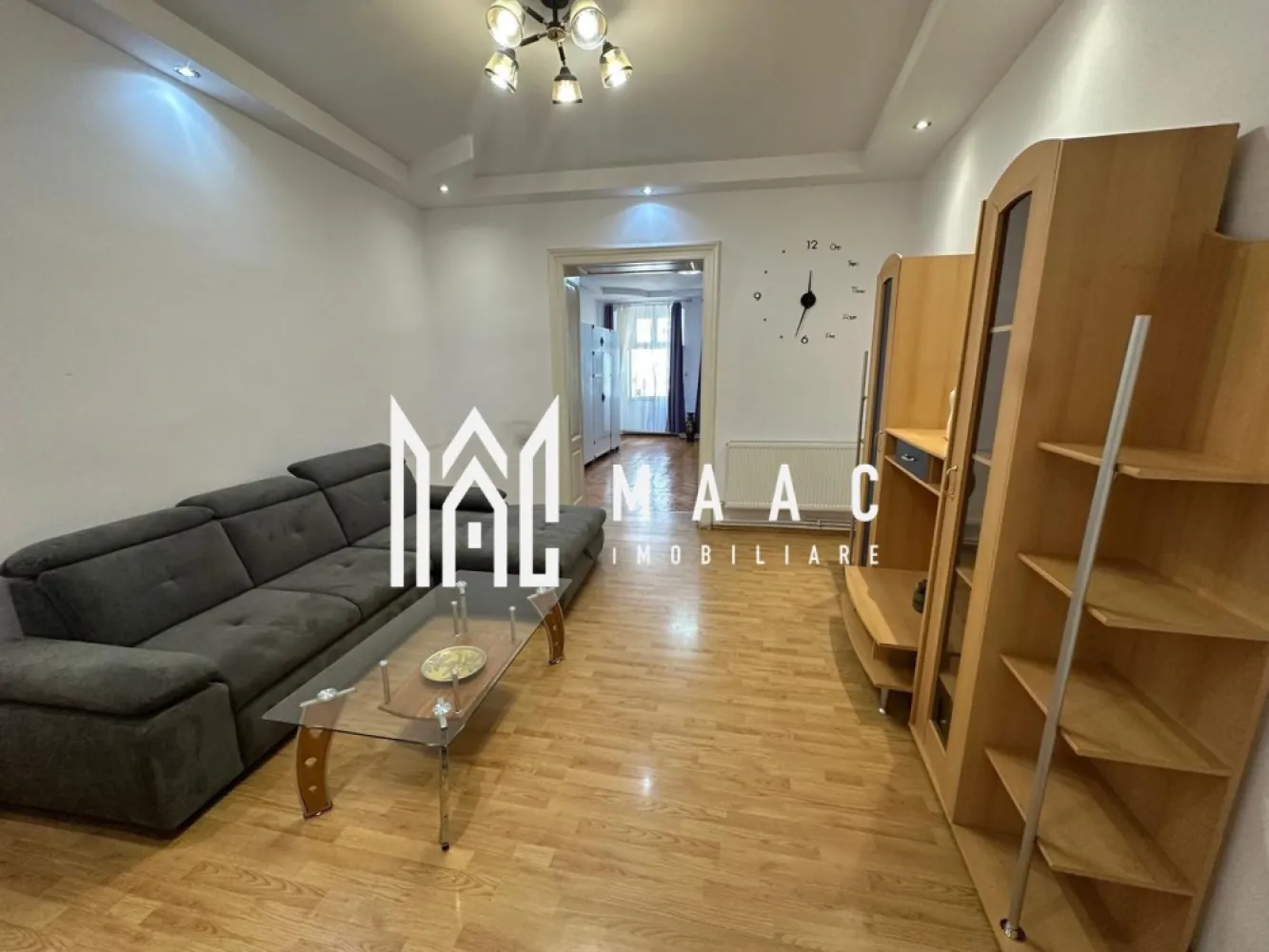 Apartament de vanzare Sibiu | 2 camere semidecomandat | Ultracentral, 64 mp - Apartament la casă cu 2 camere semidecomandate, situat în zona Ultracentrală din Sibiu, cu 64 mp utili și poziționare excelentă pentru acces rapid în centrul orașului.

Detalii proprietate:
• Tip proprietate: apartament la casă
• Suprafață utilă: 64 mp
• Compartimentare: 2 camere semidecomandate, bucătărie și baie
• Etaj: 1
• An construcție: 1960
• Spații utile suplimentare: pivniță, spațiu de depozitare și pod
• Proprietatea este disponibilă pentru vânzare

Zonă și acces:
Locuința este amplasată ultracentral, aproape de punctele de interes din centrul orașului, ceea ce oferă acces facil către zona centrală și serviciile din proximitate.

Cod anunț CP3189404. Contactați-ne pentru detalii suplimentare și pentru programarea unei vizionări.
