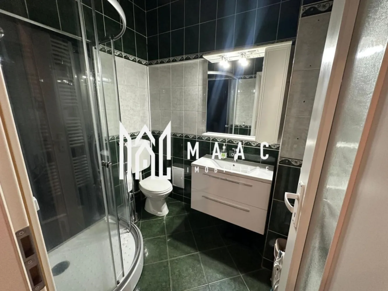 Apartament de vanzare Sibiu | 2 camere semidecomandat | Ultracentral, 64 mp - Apartament la casă cu 2 camere semidecomandate, situat în zona Ultracentrală din Sibiu, cu 64 mp utili și poziționare excelentă pentru acces rapid în centrul orașului.

Detalii proprietate:
• Tip proprietate: apartament la casă
• Suprafață utilă: 64 mp
• Compartimentare: 2 camere semidecomandate, bucătărie și baie
• Etaj: 1
• An construcție: 1960
• Spații utile suplimentare: pivniță, spațiu de depozitare și pod
• Proprietatea este disponibilă pentru vânzare

Zonă și acces:
Locuința este amplasată ultracentral, aproape de punctele de interes din centrul orașului, ceea ce oferă acces facil către zona centrală și serviciile din proximitate.

Cod anunț CP3189404. Contactați-ne pentru detalii suplimentare și pentru programarea unei vizionări.
