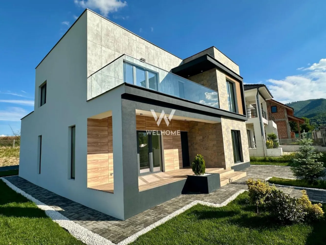 Casa individuala deosebita, locatie Tocile, Sibiu - Vila amplasata in zona exclusiva de case, in Tocile, langa Sibiu, pozitionata pe soare si cu un view superb. 

Suprafața utilă:150 mp

Amplasata pe un teren de 706 mp. 

Compartimentare:

PARTER: 
-Hol de acces
-Baie
-Bucatarie separata ( se poate opta pentru open space cu living) 
-living spatios
-dormitor ( sau birou) 
-spatiu tehnic
ETAJ: 
-Hol
-Dormitor cu dressing si baie proprie
-Dormitor mare cu dressing, baie si acces in balcon. 

Casa va fi predata LA CHEIE exterior: decorativa laterale si spatele
Fatada are flextone : culoare gri si lemn plus piatra naturala 
Curtea cu gazon,pavele,pomi si plante decorative si parcare pt doua autoturisme 
Gard din beton cu panouri si poarta de 3,5 ml
La interior va fi predata LA ALB cu peretii vopsiti, pompa de caldura cu încălzire in pardoseala pe placi cu nuturi,sapa mecanizata,apa si fosa septica ecologica 2000 litri (canalizarea este trasa doar trebuie sa ne racordam) curent trifazic si fibra optica, priza pentru panouri solare . 
Ferestre Salamander tripan gri antracit exterior si interior cu usi glisante 

Realizata cu materiale de inalta calitate. A fost construita in REGIE PROPRIE. 
Se ofera toate detaliile despre constructie
Se poate personaliza la cheie contra-cost cu materiale premium si intr-un stil modern. 

PRET: 299.000 EURO cu TVA INCLUS
 TEL: 0752.088.381 Roxana
