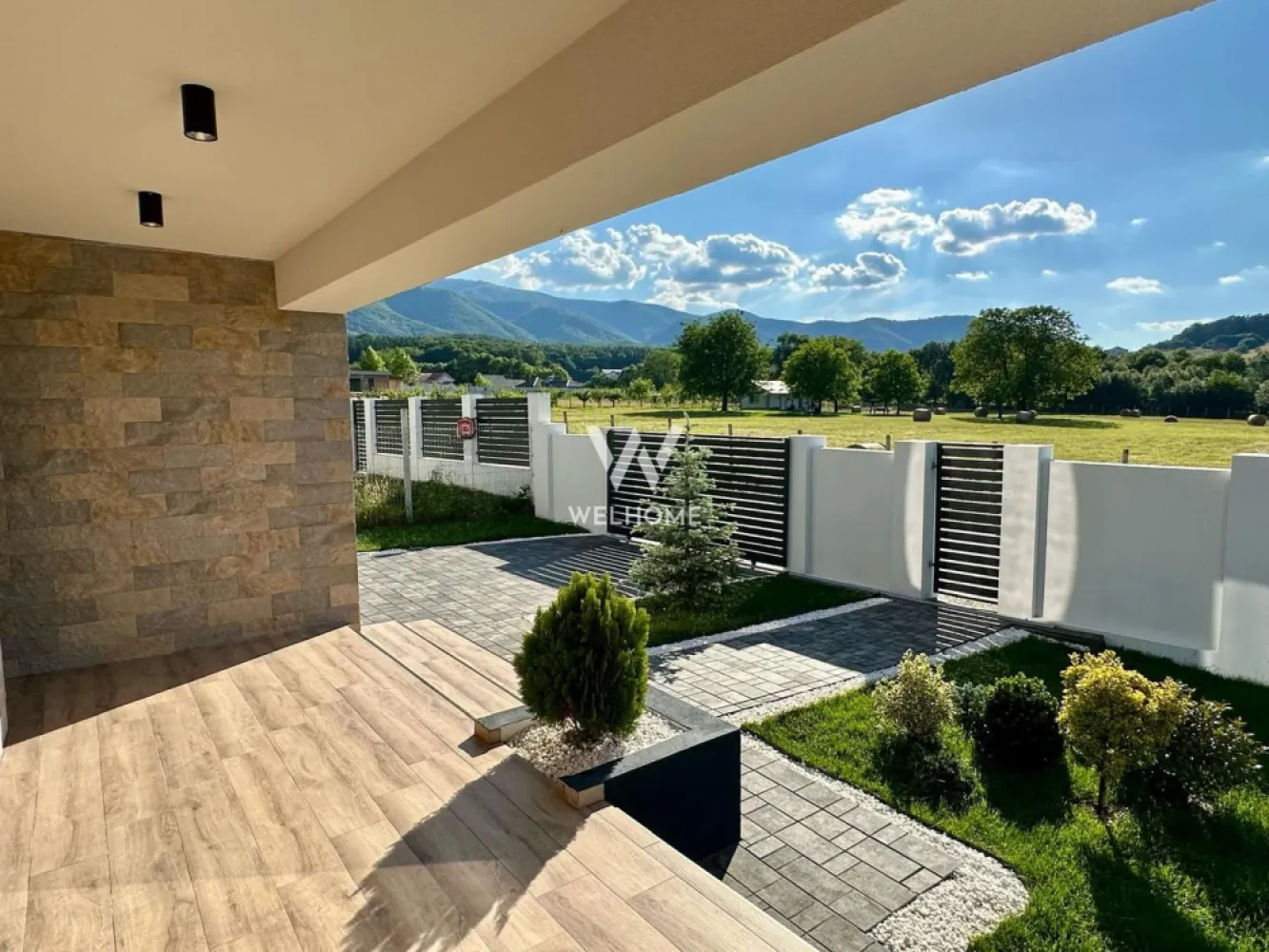 Casa individuala deosebita, locatie Tocile, Sibiu - Vila amplasata in zona exclusiva de case, in Tocile, langa Sibiu, pozitionata pe soare si cu un view superb. 

Suprafața utilă:150 mp

Amplasata pe un teren de 706 mp. 

Compartimentare:

PARTER: 
-Hol de acces
-Baie
-Bucatarie separata ( se poate opta pentru open space cu living) 
-living spatios
-dormitor ( sau birou) 
-spatiu tehnic
ETAJ: 
-Hol
-Dormitor cu dressing si baie proprie
-Dormitor mare cu dressing, baie si acces in balcon. 

Casa va fi predata LA CHEIE exterior: decorativa laterale si spatele
Fatada are flextone : culoare gri si lemn plus piatra naturala 
Curtea cu gazon,pavele,pomi si plante decorative si parcare pt doua autoturisme 
Gard din beton cu panouri si poarta de 3,5 ml
La interior va fi predata LA ALB cu peretii vopsiti, pompa de caldura cu încălzire in pardoseala pe placi cu nuturi,sapa mecanizata,apa si fosa septica ecologica 2000 litri (canalizarea este trasa doar trebuie sa ne racordam) curent trifazic si fibra optica, priza pentru panouri solare . 
Ferestre Salamander tripan gri antracit exterior si interior cu usi glisante 

Realizata cu materiale de inalta calitate. A fost construita in REGIE PROPRIE. 
Se ofera toate detaliile despre constructie
Se poate personaliza la cheie contra-cost cu materiale premium si intr-un stil modern. 

PRET: 299.000 EURO cu TVA INCLUS
 TEL: 0752.088.381 Roxana
