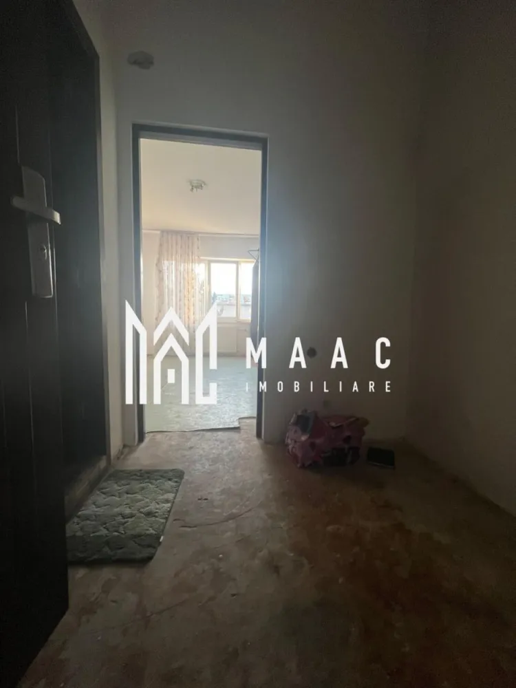 Garsoniera | Dovali | 22 MP - MAAC Imobiliare vă propune spre vânzare o garsonieră situată în Cartierul Traian, zona Dovali, într-un bloc amplasat într-o zonă liniștită, ideală pentru locuit sau investiție.

Garsoniera este poziționată la etajul 4, are o suprafață de 22 mp și dispune de finisaje clasice. Proprietatea este disponibilă imediat, oferind posibilitatea mutării rapide sau a valorificării prin închiriere.

Un avantaj important îl reprezintă localizarea excelentă, în apropiere aflându-se centrul comercial, Facultatea Constantin Brâncoveanu, precum și numeroase instituții, magazine și puncte de interes, cu acces facil la mijloace de transport și alte facilități urbane.

Această garsonieră reprezintă o oportunitate foarte bună atât pentru locuință proprie, cât și pentru investiție.

Pentru detalii suplimentare și programarea unei vizionări, vă invităm să contactați MAAC Imobiliare.

id: CP2856143