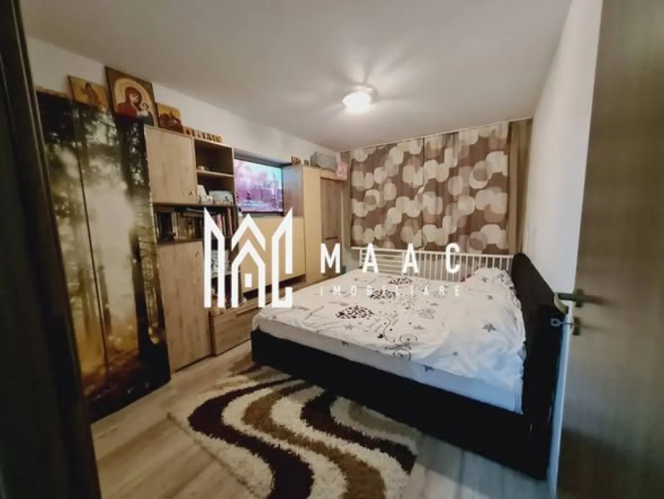 Apartament 2 camere | 56 MPU | Etaj 3 | Turnisor - MAAC Imobiliare vă propune spre vânzare un apartament cu 3 camere, situat într-un bloc nou și modern, într-o zonă liniștită din Turnișor – Sibiu, potrivit atât pentru locuință proprie, cât și pentru investiție.

 Detalii proprietate:

Suprafață utilă: 56 mp
Compartimentare eficientă:
Living luminos
Bucătărie modernă, complet mobilată și utilată
2 dormitoare spațioase
Baie

 Avantaje:

Bloc nou, dotat cu lift
Finisaje de calitate superioară
Se vinde complet mobilat și utilat
Zonă liniștită, cu acces rapid către magazine, școli și mijloace de transport în comun

Pentru mai multe detalii precizati telefonic ca ati vazut anuntul cu ID: CP2855930