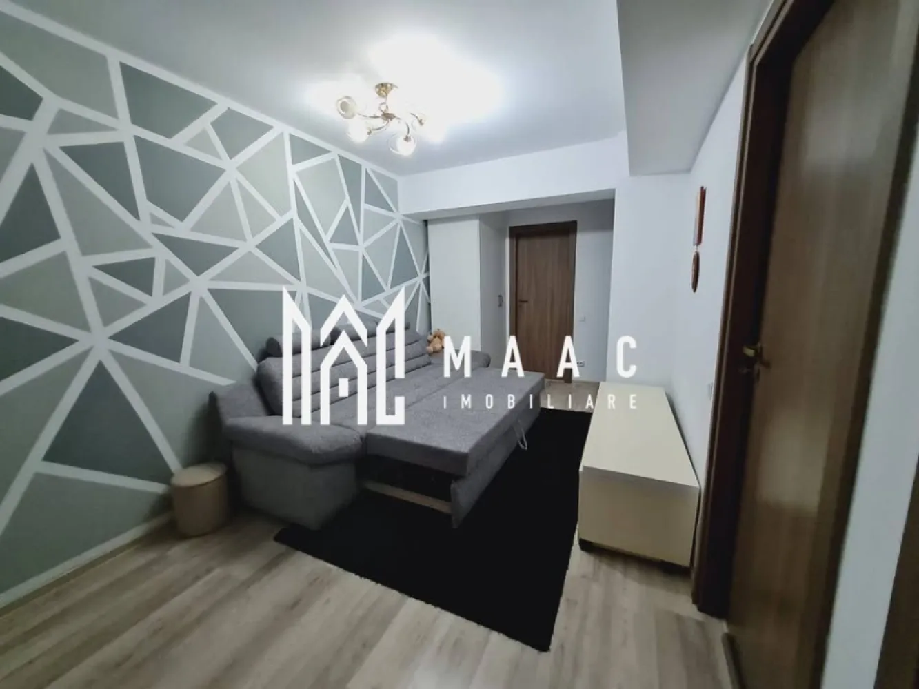Apartament 2 camere | 56 MPU | Etaj 3 | Turnisor - MAAC Imobiliare vă propune spre vânzare un apartament cu 3 camere, situat într-un bloc nou și modern, într-o zonă liniștită din Turnișor – Sibiu, potrivit atât pentru locuință proprie, cât și pentru investiție.

 Detalii proprietate:

Suprafață utilă: 56 mp
Compartimentare eficientă:
Living luminos
Bucătărie modernă, complet mobilată și utilată
2 dormitoare spațioase
Baie

 Avantaje:

Bloc nou, dotat cu lift
Finisaje de calitate superioară
Se vinde complet mobilat și utilat
Zonă liniștită, cu acces rapid către magazine, școli și mijloace de transport în comun

Pentru mai multe detalii precizati telefonic ca ati vazut anuntul cu ID: CP2855930