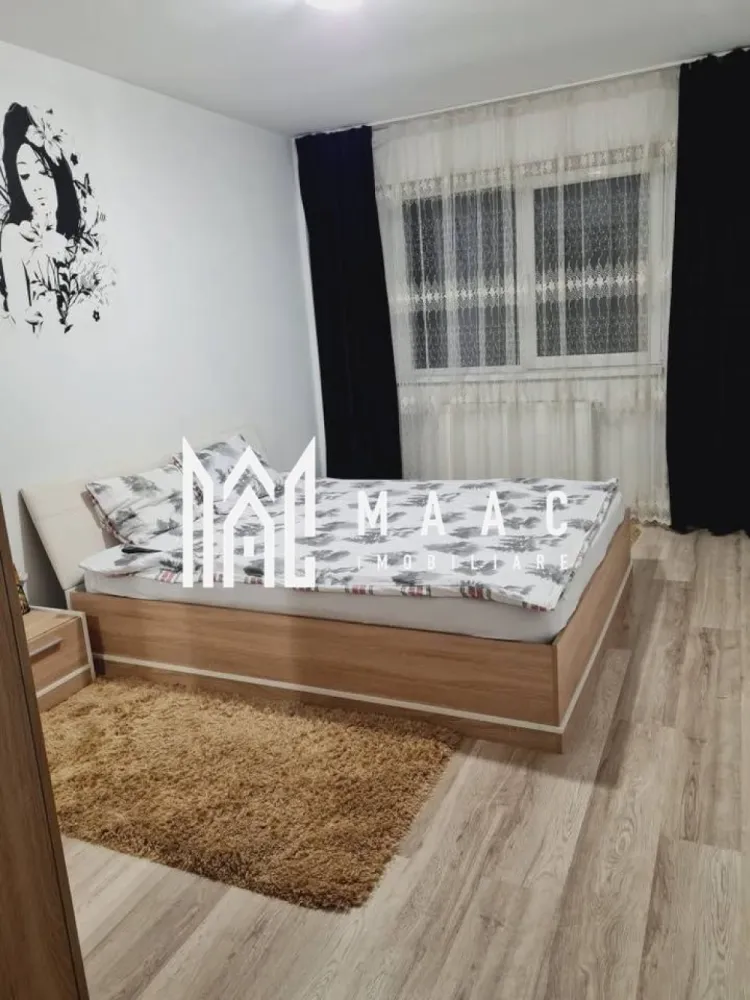 Apartament 2 camere | 56 MPU | Etaj 3 | Turnisor - MAAC Imobiliare vă propune spre vânzare un apartament cu 3 camere, situat într-un bloc nou și modern, într-o zonă liniștită din Turnișor – Sibiu, potrivit atât pentru locuință proprie, cât și pentru investiție.

 Detalii proprietate:

Suprafață utilă: 56 mp
Compartimentare eficientă:
Living luminos
Bucătărie modernă, complet mobilată și utilată
2 dormitoare spațioase
Baie

 Avantaje:

Bloc nou, dotat cu lift
Finisaje de calitate superioară
Se vinde complet mobilat și utilat
Zonă liniștită, cu acces rapid către magazine, școli și mijloace de transport în comun

Pentru mai multe detalii precizati telefonic ca ati vazut anuntul cu ID: CP2855930