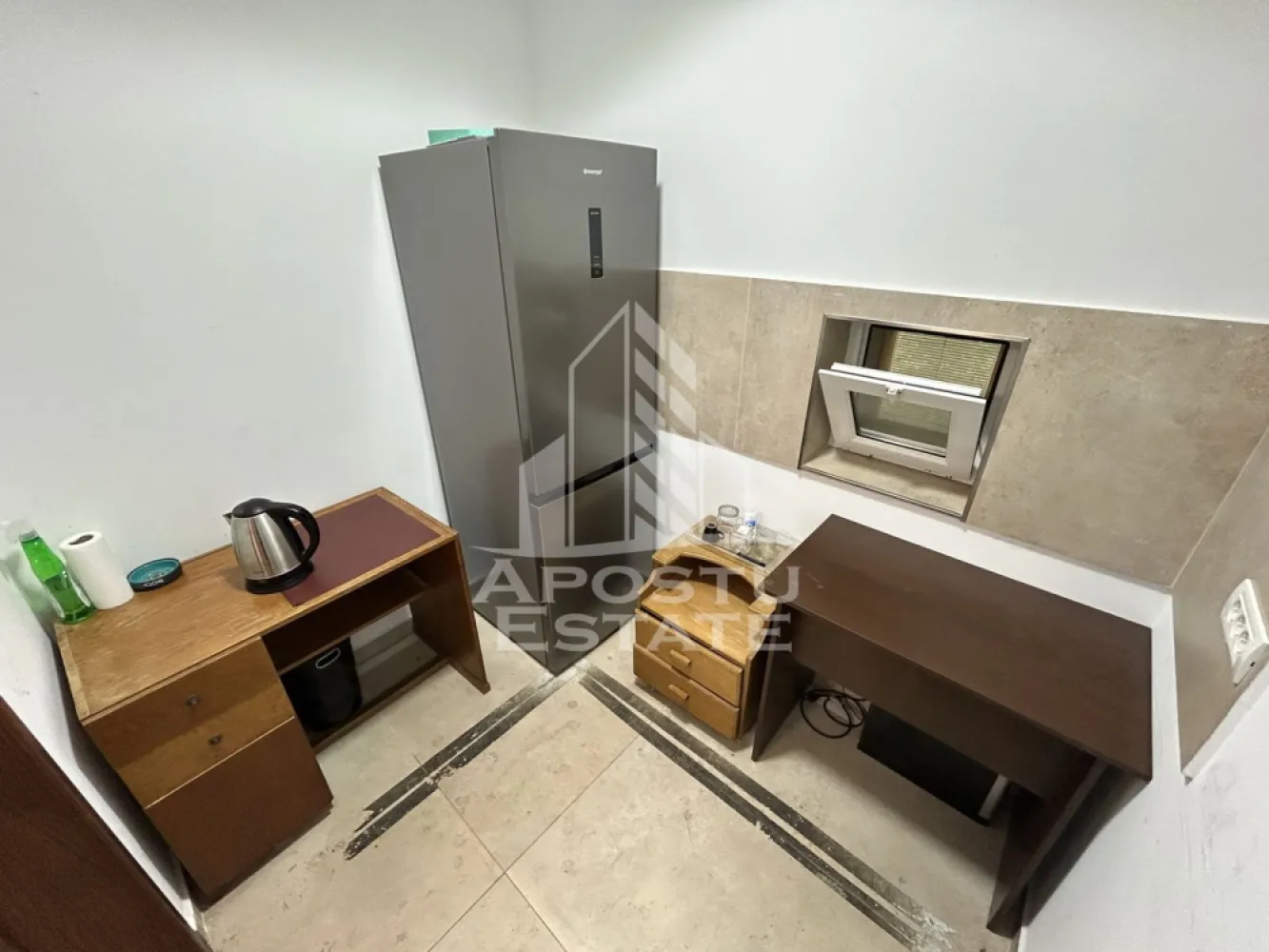 Casa pretabila birouri, 3 camere, Zona Cetatii Balta Verde - Agentia imobiliara Apostu Estate va propune spre inchiriere casa cu 3 camere, pretabila pentru birouri, 65 mp, in Zona Cetatii Balta Verde.

Spatiul este format din 3 incaperi mari, din care doua individuale, chicineta, spatiu depozitare si grup sanitar.
Accesul in cladire se face separat din curte proprie.
Confortul termic este asigurat prin centrala proprie pe gaz si aparate de climatizare.
Zona este accesibila pentru parcare fara telpark.

Pentru mai multe detalii sau pentru stabilirea unei vizionari nu ezitati sa ne contactati.
CP3190793