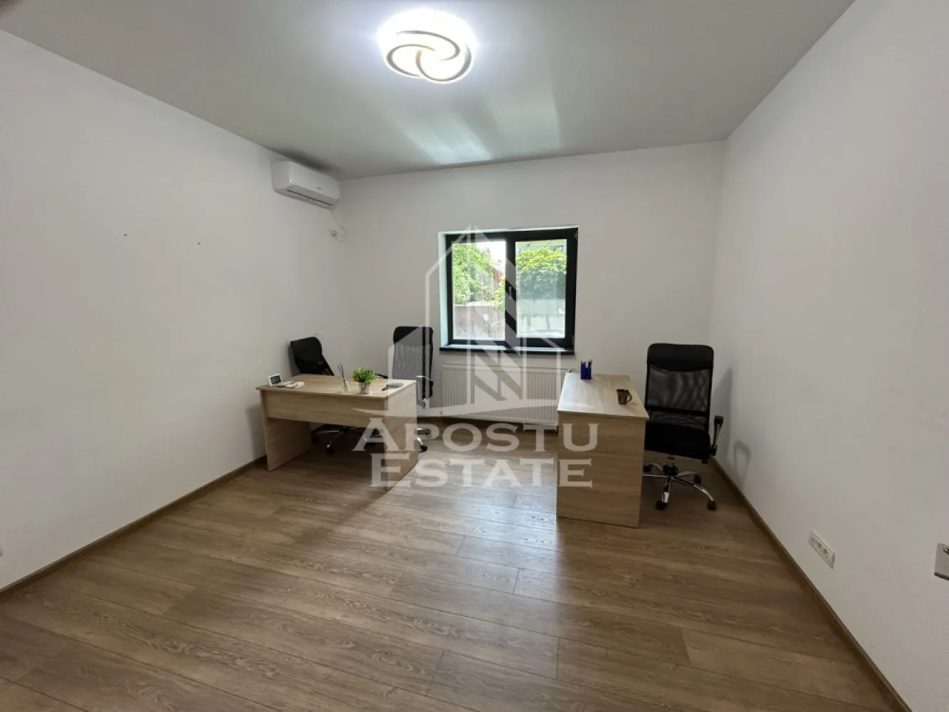 Casa pretabila birouri, 3 camere, Zona Cetatii Balta Verde - Agentia imobiliara Apostu Estate va propune spre inchiriere casa cu 3 camere, pretabila pentru birouri, 65 mp, in Zona Cetatii Balta Verde.

Spatiul este format din 3 incaperi mari, din care doua individuale, chicineta, spatiu depozitare si grup sanitar.
Accesul in cladire se face separat din curte proprie.
Confortul termic este asigurat prin centrala proprie pe gaz si aparate de climatizare.
Zona este accesibila pentru parcare fara telpark.

Pentru mai multe detalii sau pentru stabilirea unei vizionari nu ezitati sa ne contactati.
CP3190793