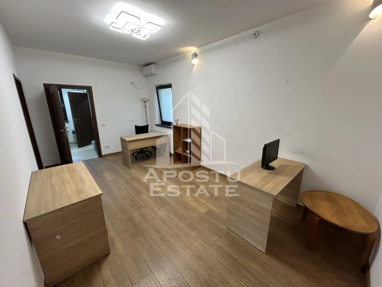 Casa pretabila birouri, 3 camere, Zona Cetatii Balta Verde - Agentia imobiliara Apostu Estate va propune spre inchiriere casa cu 3 camere, pretabila pentru birouri, 65 mp, in Zona Cetatii Balta Verde.

Spatiul este format din 3 incaperi mari, din care doua individuale, chicineta, spatiu depozitare si grup sanitar.
Accesul in cladire se face separat din curte proprie.
Confortul termic este asigurat prin centrala proprie pe gaz si aparate de climatizare.
Zona este accesibila pentru parcare fara telpark.

Pentru mai multe detalii sau pentru stabilirea unei vizionari nu ezitati sa ne contactati.
CP3190793