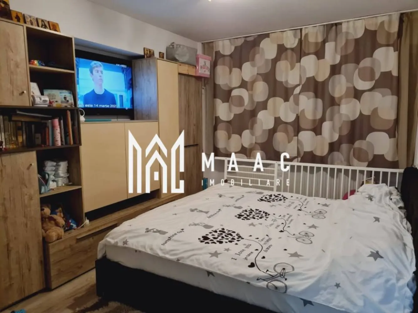 Apartament 2 camere | 56 MPU | Etaj 3 | Turnisor - MAAC Imobiliare vă propune spre vânzare un apartament cu 3 camere, situat într-un bloc nou și modern, într-o zonă liniștită din Turnișor – Sibiu, potrivit atât pentru locuință proprie, cât și pentru investiție.

 Detalii proprietate:

Suprafață utilă: 56 mp
Compartimentare eficientă:
Living luminos
Bucătărie modernă, complet mobilată și utilată
2 dormitoare spațioase
Baie

 Avantaje:

Bloc nou, dotat cu lift
Finisaje de calitate superioară
Se vinde complet mobilat și utilat
Zonă liniștită, cu acces rapid către magazine, școli și mijloace de transport în comun

Pentru mai multe detalii precizati telefonic ca ati vazut anuntul cu ID: CP2855930