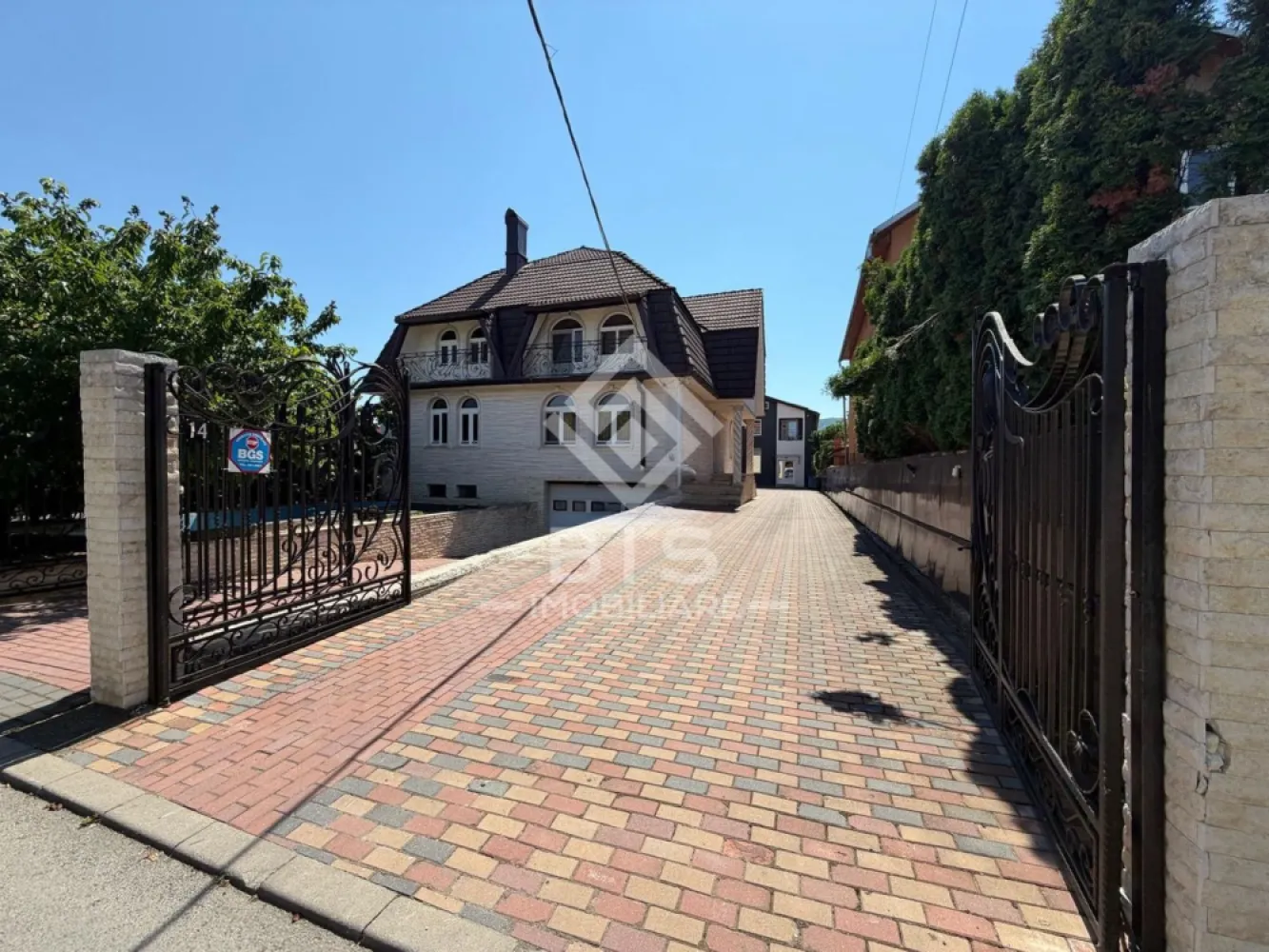 Proprietate exclusiva - zona Unirea - Proprietate exclusivă cu 1.000 mp utili, teren de 1.400 mp și panouri solare – ideală pentru locuință, afacere sau investiție!

Bis Imobiliare vă prezintă o proprietate impresionantă, amplasată pe un teren generos de 1.400 mp, compusă din două clădiri, cu o suprafață utilă totală de aproximativ 1.000 mp, oferind multiple posibilități de utilizare.

Casa principală are o suprafață de 600 mp utili, fiind potrivită atât pentru locuință, cât și pentru pensiune, clinică, sediu de firmă sau alte activități comerciale.

Clădirea secundară, cu 400 mp utili, include un atelier spațios și un dormitor, fiind ideală pentru producție, depozitare, service, showroom sau alte activități profesionale.

Un avantaj important al proprietății îl reprezintă panourile solare, care contribuie la reducerea costurilor de întreținere și la o eficiență energetică superioară.

Caracteristici principale:
Teren de 1.400 mp;
Suprafață utilă totală de 1.000 mp;
Două clădiri independente;
Atelier generos și spații multifuncționale;
Curte spațioasă cu acces facil;
Panouri solare pentru eficiență energetică și costuri reduse.

O proprietate versatilă, potrivită atât pentru locuire, cât și pentru dezvoltarea unei afaceri sau pentru investiție.

Pentru mai multe informații și programarea unei vizionări, contactați echipa Bis Imobiliare!