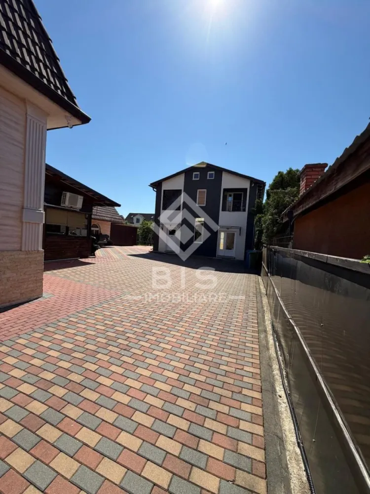 Proprietate exclusiva - zona Unirea - Proprietate exclusivă cu 1.000 mp utili, teren de 1.400 mp și panouri solare – ideală pentru locuință, afacere sau investiție!

Bis Imobiliare vă prezintă o proprietate impresionantă, amplasată pe un teren generos de 1.400 mp, compusă din două clădiri, cu o suprafață utilă totală de aproximativ 1.000 mp, oferind multiple posibilități de utilizare.

Casa principală are o suprafață de 600 mp utili, fiind potrivită atât pentru locuință, cât și pentru pensiune, clinică, sediu de firmă sau alte activități comerciale.

Clădirea secundară, cu 400 mp utili, include un atelier spațios și un dormitor, fiind ideală pentru producție, depozitare, service, showroom sau alte activități profesionale.

Un avantaj important al proprietății îl reprezintă panourile solare, care contribuie la reducerea costurilor de întreținere și la o eficiență energetică superioară.

Caracteristici principale:
Teren de 1.400 mp;
Suprafață utilă totală de 1.000 mp;
Două clădiri independente;
Atelier generos și spații multifuncționale;
Curte spațioasă cu acces facil;
Panouri solare pentru eficiență energetică și costuri reduse.

O proprietate versatilă, potrivită atât pentru locuire, cât și pentru dezvoltarea unei afaceri sau pentru investiție.

Pentru mai multe informații și programarea unei vizionări, contactați echipa Bis Imobiliare!