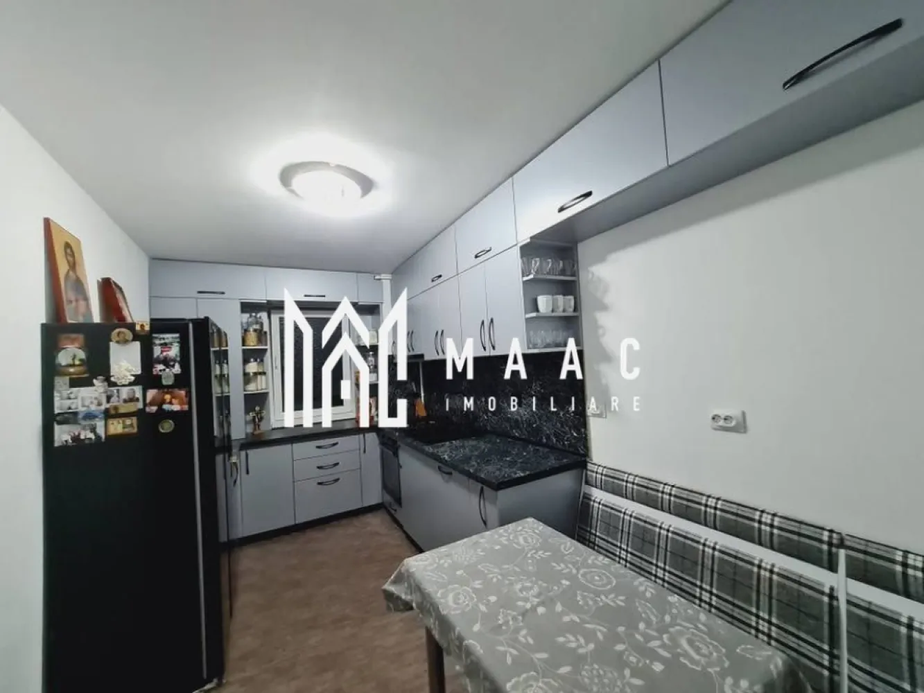 Apartament 2 camere | 56 MPU | Etaj 3 | Turnisor - MAAC Imobiliare vă propune spre vânzare un apartament cu 3 camere, situat într-un bloc nou și modern, într-o zonă liniștită din Turnișor – Sibiu, potrivit atât pentru locuință proprie, cât și pentru investiție.

 Detalii proprietate:

Suprafață utilă: 56 mp
Compartimentare eficientă:
Living luminos
Bucătărie modernă, complet mobilată și utilată
2 dormitoare spațioase
Baie

 Avantaje:

Bloc nou, dotat cu lift
Finisaje de calitate superioară
Se vinde complet mobilat și utilat
Zonă liniștită, cu acces rapid către magazine, școli și mijloace de transport în comun

Pentru mai multe detalii precizati telefonic ca ati vazut anuntul cu ID: CP2855930