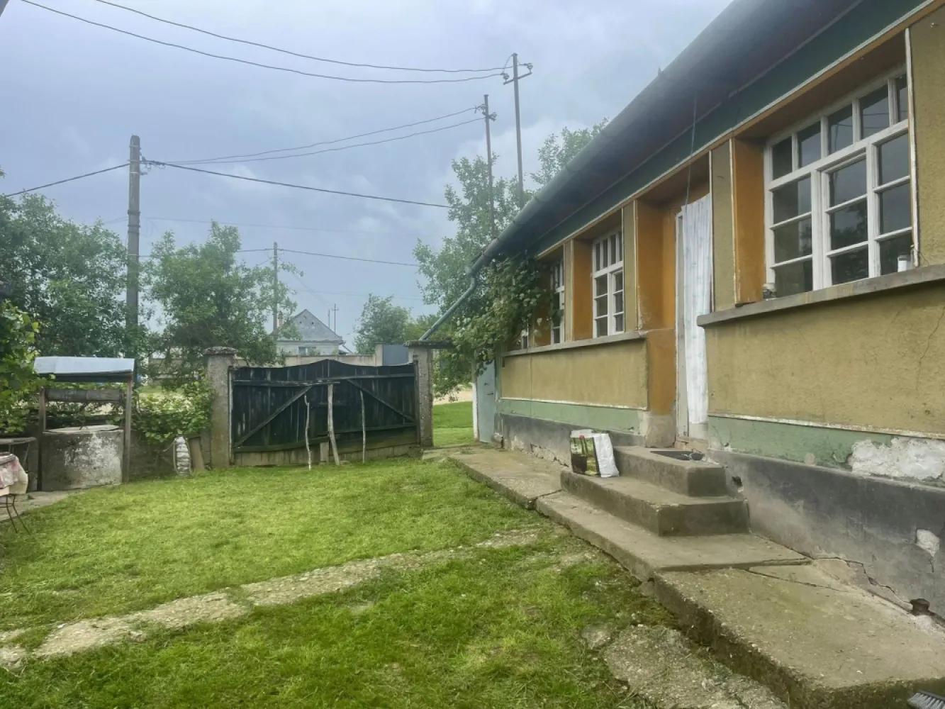 De vânzare | Casă tradițională pe deal + teren 2.470 mp | Sat Burzuc | - De vânzare | Casă tradițională pe deal + teren 2.470 mp | Burzuc | Front ~60 ml
Descoperă o proprietate cu farmec rural și liniște deplină, amplasată pe un deal retras, cu priveliște panoramică asupra împrejurimilor — locul ideal pentru cei care își doresc intimitate, aer curat și un colț de natură doar al lor.
Avantaje cheie:
Priveliște panoramică și poziție excelentă pe deal
Teren generos: 2.470 mp
Front stradal de peste 60 ml – potrivit și pentru diverse planuri de amenajare
Utilități disponibile: apă de la retea și curent electric
Preț: 21.000 € (negociabil)
Comision-0
Contact: Sorin Gligor
Telefon: 0731 290 032