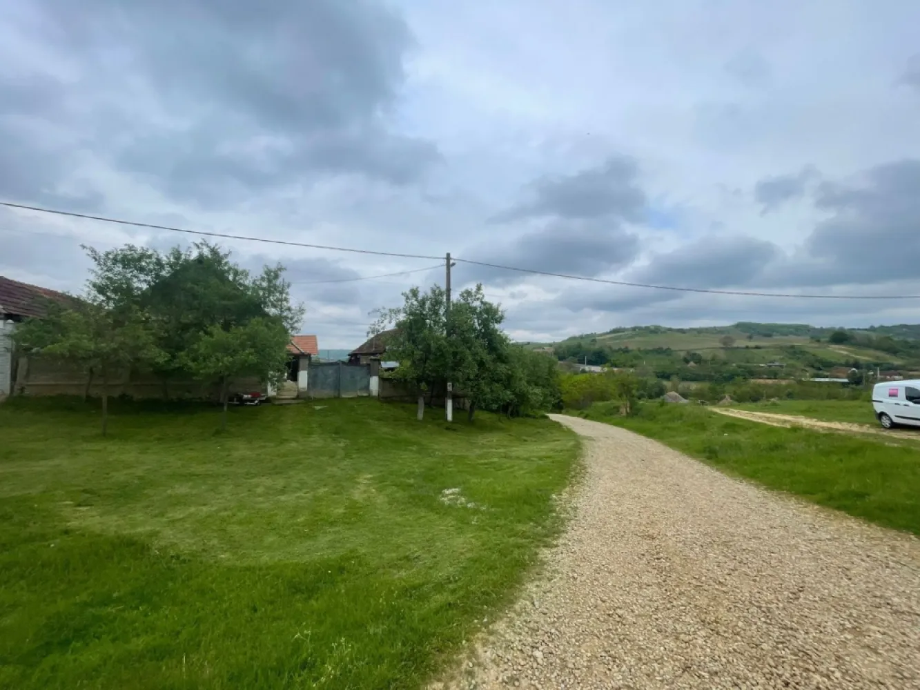 De vânzare | Casă tradițională pe deal + teren 2.470 mp | Sat Burzuc | - De vânzare | Casă tradițională pe deal + teren 2.470 mp | Burzuc | Front ~60 ml
Descoperă o proprietate cu farmec rural și liniște deplină, amplasată pe un deal retras, cu priveliște panoramică asupra împrejurimilor — locul ideal pentru cei care își doresc intimitate, aer curat și un colț de natură doar al lor.
Avantaje cheie:
Priveliște panoramică și poziție excelentă pe deal
Teren generos: 2.470 mp
Front stradal de peste 60 ml – potrivit și pentru diverse planuri de amenajare
Utilități disponibile: apă de la retea și curent electric
Preț: 21.000 € (negociabil)
Comision-0
Contact: Sorin Gligor
Telefon: 0731 290 032