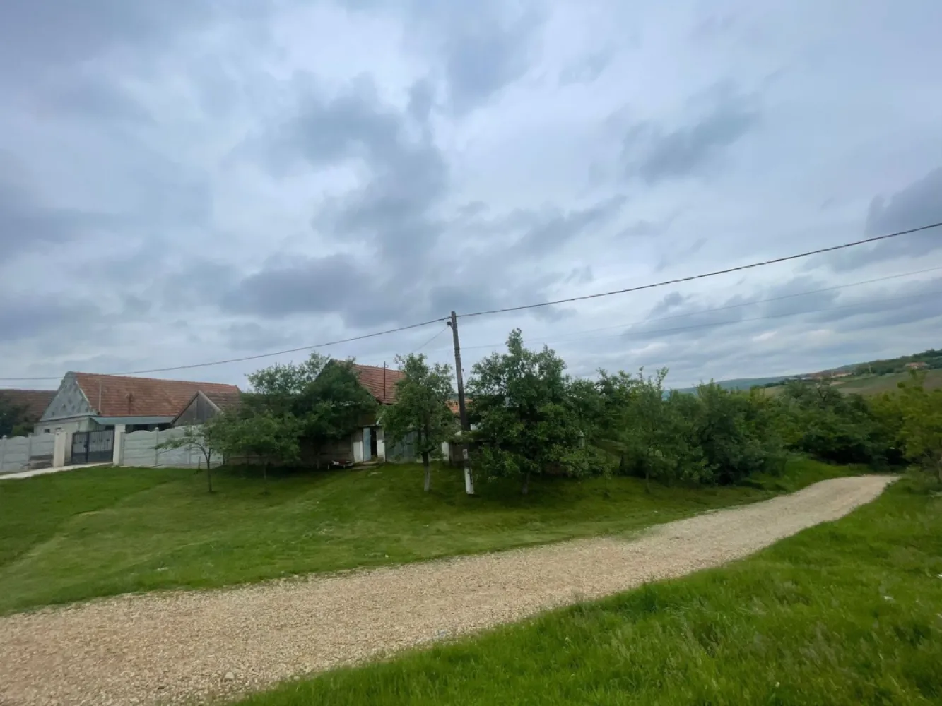 De vânzare | Casă tradițională pe deal + teren 2.470 mp | Sat Burzuc | - De vânzare | Casă tradițională pe deal + teren 2.470 mp | Burzuc | Front ~60 ml
Descoperă o proprietate cu farmec rural și liniște deplină, amplasată pe un deal retras, cu priveliște panoramică asupra împrejurimilor — locul ideal pentru cei care își doresc intimitate, aer curat și un colț de natură doar al lor.
Avantaje cheie:
Priveliște panoramică și poziție excelentă pe deal
Teren generos: 2.470 mp
Front stradal de peste 60 ml – potrivit și pentru diverse planuri de amenajare
Utilități disponibile: apă de la retea și curent electric
Preț: 21.000 € (negociabil)
Comision-0
Contact: Sorin Gligor
Telefon: 0731 290 032