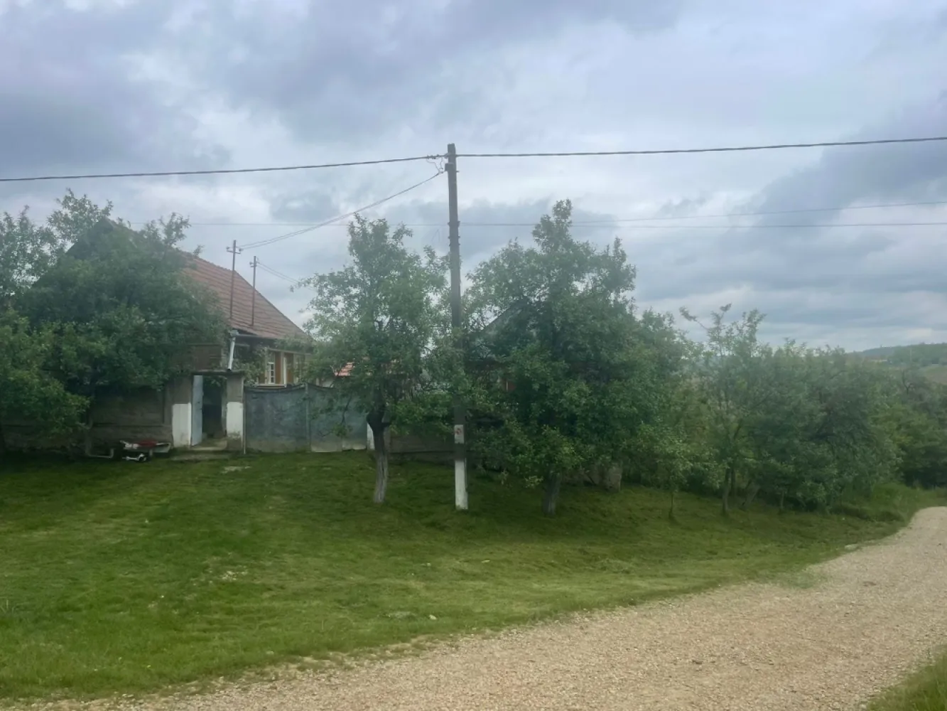 De vânzare | Casă tradițională pe deal + teren 2.470 mp | Sat Burzuc | - De vânzare | Casă tradițională pe deal + teren 2.470 mp | Burzuc | Front ~60 ml
Descoperă o proprietate cu farmec rural și liniște deplină, amplasată pe un deal retras, cu priveliște panoramică asupra împrejurimilor — locul ideal pentru cei care își doresc intimitate, aer curat și un colț de natură doar al lor.
Avantaje cheie:
Priveliște panoramică și poziție excelentă pe deal
Teren generos: 2.470 mp
Front stradal de peste 60 ml – potrivit și pentru diverse planuri de amenajare
Utilități disponibile: apă de la retea și curent electric
Preț: 21.000 € (negociabil)
Comision-0
Contact: Sorin Gligor
Telefon: 0731 290 032