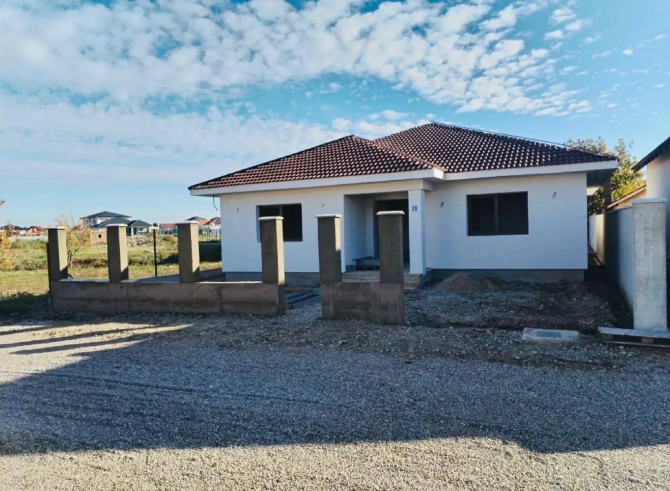 Casa noua, 4 camere,semifinisata, zona Grigorescu- 243.000 euro neg - Casă într-una din cele mai liniștite zone ale orașului, zona Grigorescu cu acces rapid la drum principal.
Casa, construită pe un nivel cu materiale de calitate superioară.
Pereți din cărămidă, izolație completă, încălzire în pardoseală, acoperiș din țiglă ceramică, Instalații electrice noi, ferestre mari cu tâmplărie termoizolantă. Terasa spațioasă și curte pregătită pentru gazon și pavaj. Locuri de parcare amenajate în fața casei cu posibilitatea parcării unei mașini in curte.
Casă în curs de finalizare, cu posibilitatea de a fi predată „la cheie” (finisaje la alegerea cumpărătorului)
O casă ideală pentru o familie care caută confort, spațiu și liniște — într-o zonă rezidențială curată, aerisită și în continuă dezvoltare, aproape de magazine, școală și transport.

Pret: 243.000 euro neg

comision : 0

Contact: Sorin Gligor

Tel: 0731290032