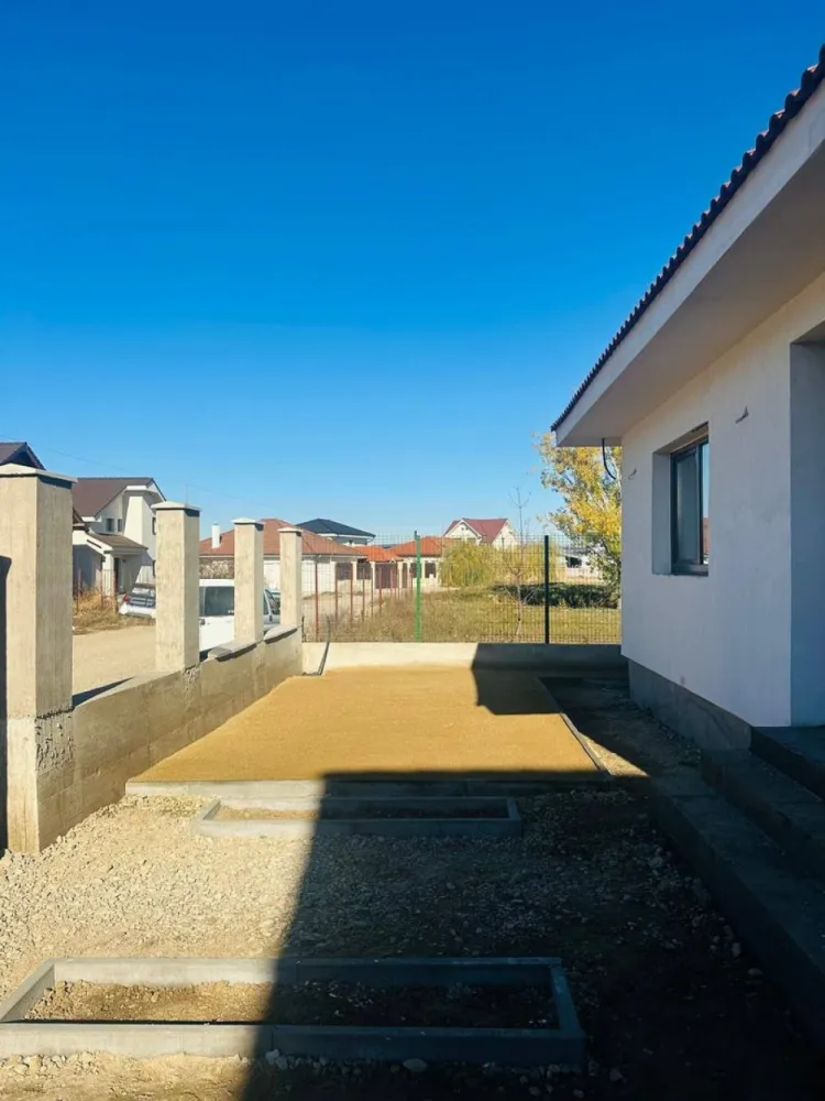 Casa noua, 4 camere,semifinisata, zona Grigorescu- 243.000 euro neg - Casă într-una din cele mai liniștite zone ale orașului, zona Grigorescu cu acces rapid la drum principal.
Casa, construită pe un nivel cu materiale de calitate superioară.
Pereți din cărămidă, izolație completă, încălzire în pardoseală, acoperiș din țiglă ceramică, Instalații electrice noi, ferestre mari cu tâmplărie termoizolantă. Terasa spațioasă și curte pregătită pentru gazon și pavaj. Locuri de parcare amenajate în fața casei cu posibilitatea parcării unei mașini in curte.
Casă în curs de finalizare, cu posibilitatea de a fi predată „la cheie” (finisaje la alegerea cumpărătorului)
O casă ideală pentru o familie care caută confort, spațiu și liniște — într-o zonă rezidențială curată, aerisită și în continuă dezvoltare, aproape de magazine, școală și transport.

Pret: 243.000 euro neg

comision : 0

Contact: Sorin Gligor

Tel: 0731290032