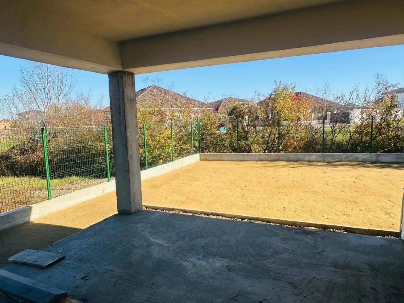 Casa noua, 4 camere,semifinisata, zona Grigorescu- 243.000 euro neg - Casă într-una din cele mai liniștite zone ale orașului, zona Grigorescu cu acces rapid la drum principal.
Casa, construită pe un nivel cu materiale de calitate superioară.
Pereți din cărămidă, izolație completă, încălzire în pardoseală, acoperiș din țiglă ceramică, Instalații electrice noi, ferestre mari cu tâmplărie termoizolantă. Terasa spațioasă și curte pregătită pentru gazon și pavaj. Locuri de parcare amenajate în fața casei cu posibilitatea parcării unei mașini in curte.
Casă în curs de finalizare, cu posibilitatea de a fi predată „la cheie” (finisaje la alegerea cumpărătorului)
O casă ideală pentru o familie care caută confort, spațiu și liniște — într-o zonă rezidențială curată, aerisită și în continuă dezvoltare, aproape de magazine, școală și transport.

Pret: 243.000 euro neg

comision : 0

Contact: Sorin Gligor

Tel: 0731290032