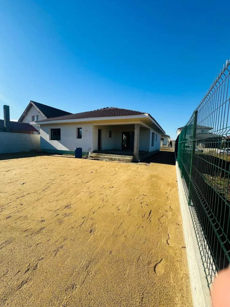 Casa noua, 4 camere,semifinisata, zona Grigorescu- 243.000 euro neg - Casă într-una din cele mai liniștite zone ale orașului, zona Grigorescu cu acces rapid la drum principal.
Casa, construită pe un nivel cu materiale de calitate superioară.
Pereți din cărămidă, izolație completă, încălzire în pardoseală, acoperiș din țiglă ceramică, Instalații electrice noi, ferestre mari cu tâmplărie termoizolantă. Terasa spațioasă și curte pregătită pentru gazon și pavaj. Locuri de parcare amenajate în fața casei cu posibilitatea parcării unei mașini in curte.
Casă în curs de finalizare, cu posibilitatea de a fi predată „la cheie” (finisaje la alegerea cumpărătorului)
O casă ideală pentru o familie care caută confort, spațiu și liniște — într-o zonă rezidențială curată, aerisită și în continuă dezvoltare, aproape de magazine, școală și transport.

Pret: 243.000 euro neg

comision : 0

Contact: Sorin Gligor

Tel: 0731290032
