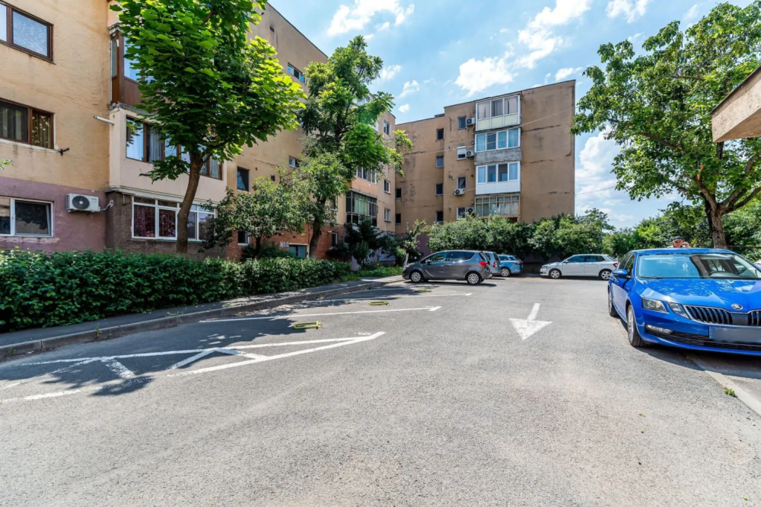 Apartament 3 camere în Vlaicu (zona Agora Mall) – etaj 2/4 - Locație excelentă (Vlaicu - Agora Mall), ai toate facilitățile la un pas distanță — centre comerciale, magazine, farmacii, școli și mijloace de transport public. Poziționarea oferă confortul urban de care ai nevoie în viața de zi cu zi.

Etajul perfect (2 din 4), un etaj intermediar extrem de căutat, ușor accesibil pe scări și foarte eficient din punct de vedere termic.

Priveliște relaxantă: deși ești într-o zonă vibrantă a cartierului Vlaicu, blocul este retras, iar ferestrele oferă o vedere directă spre o zonă verde, asigurând liniște și intimitate acasă.

Spațiu generos: compartimentarea este practică, semidecomandată și ușor de organizat.

Situat în zona Agora Mall, una dintre cele mai dinamice și căutate zone din Vlaicu, apartamentul răspunde perfect nevoilor actuale de spațiu: cele 3 camere pot fi configurate cu ușurință într-un living luminos, un dormitor matrimonial primitor și o a treia cameră, ideală pentru camera copilului sau pentru un birou dedicat muncii de acasă.

Detalii: 0722252639

Consultant Imobiliar: Sebastian Nica

Agenție: Acasa Arad