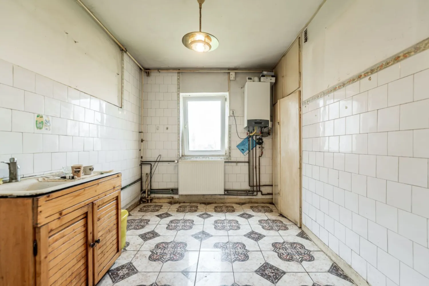 Apartament 3 camere în Vlaicu (zona Agora Mall) – etaj 2/4 - Locație excelentă (Vlaicu - Agora Mall), ai toate facilitățile la un pas distanță — centre comerciale, magazine, farmacii, școli și mijloace de transport public. Poziționarea oferă confortul urban de care ai nevoie în viața de zi cu zi.

Etajul perfect (2 din 4), un etaj intermediar extrem de căutat, ușor accesibil pe scări și foarte eficient din punct de vedere termic.

Priveliște relaxantă: deși ești într-o zonă vibrantă a cartierului Vlaicu, blocul este retras, iar ferestrele oferă o vedere directă spre o zonă verde, asigurând liniște și intimitate acasă.

Spațiu generos: compartimentarea este practică, semidecomandată și ușor de organizat.

Situat în zona Agora Mall, una dintre cele mai dinamice și căutate zone din Vlaicu, apartamentul răspunde perfect nevoilor actuale de spațiu: cele 3 camere pot fi configurate cu ușurință într-un living luminos, un dormitor matrimonial primitor și o a treia cameră, ideală pentru camera copilului sau pentru un birou dedicat muncii de acasă.

Detalii: 0722252639

Consultant Imobiliar: Sebastian Nica

Agenție: Acasa Arad