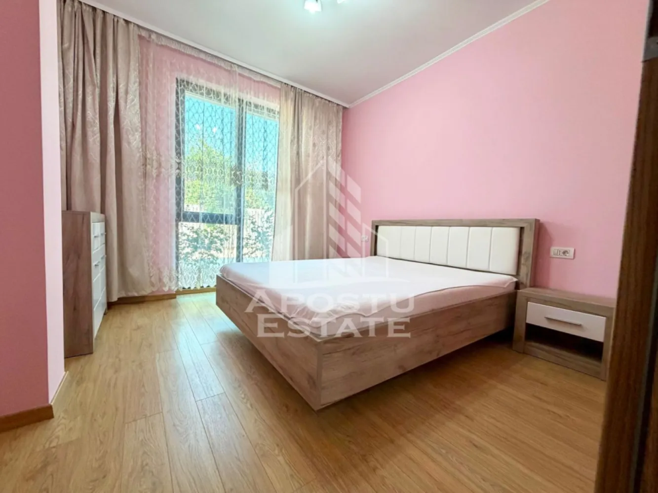 Apartament 2 camere de vanzare, loc de parcare, Timisoara, judet Timis - Agentia imobiliara APOSTU ESTATE va propune spre vanzare un apartament cu 2 camere, mobilat si utilat, situat in judetul Timis, Timisoara, zona Dambovita.
Apartamentul este situat la parter intr-un bloc nou, anvelopat termic si are o suprafata de 48 mp utili. 
Compartimentare:
- Hol de acces
- Bucatarie 
- Living 
- Dormitor 
- Dressing
- Baie cu cada
Confortul termic este realizat prin intermediul centralei proprii, sistem de incalzire prin pardoseala. 
Zona foarte linistita cu numeroase facilitati si puncte de interes precum: acces rapid si usor la mijloacele de transport in comun, mall-ul Shopping City la cateva minute distanta, piata si alte supermarket-uri in apropiere, farmacii, institutii de invatamant, restaurante, baruri, cafenele si multe altele.
Agentia imobiliara Apostu Estate va ofera consultanta bancara gratuita prin intermediul colaboratorilor nostri pentru alegerea celui mai potrivit tip de credit, astfel incat tu sa devi noul proprietar al acestui apartament.
Va asteptam cu drag la o vizionare chiar si astazi!
ID intern: CP3191167.