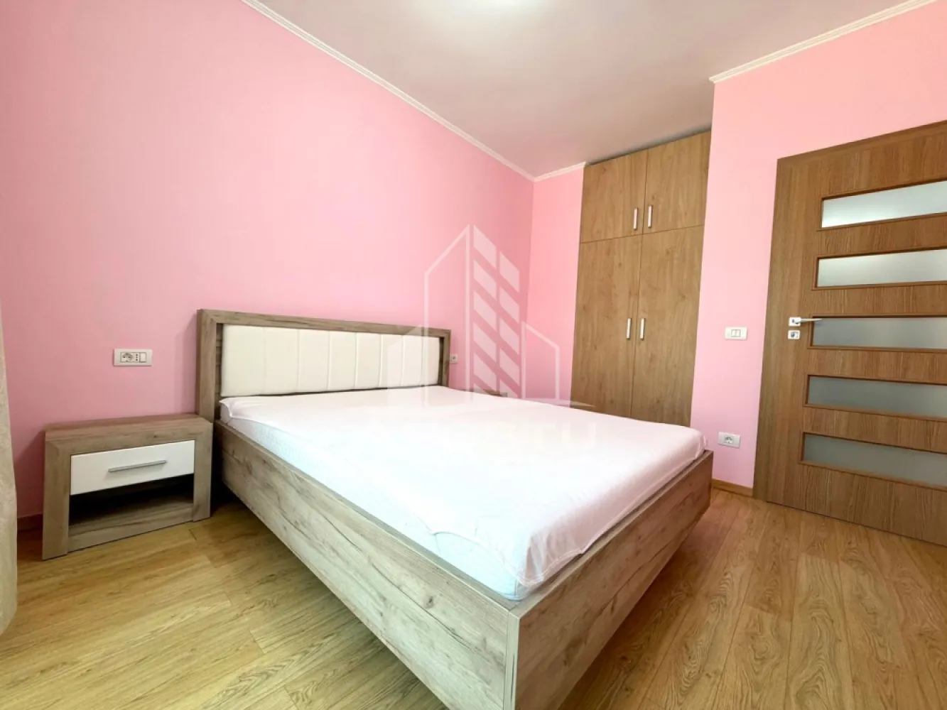 Apartament 2 camere de vanzare, loc de parcare, Timisoara, judet Timis - Agentia imobiliara APOSTU ESTATE va propune spre vanzare un apartament cu 2 camere, mobilat si utilat, situat in judetul Timis, Timisoara, zona Dambovita.
Apartamentul este situat la parter intr-un bloc nou, anvelopat termic si are o suprafata de 48 mp utili. 
Compartimentare:
- Hol de acces
- Bucatarie 
- Living 
- Dormitor 
- Dressing
- Baie cu cada
Confortul termic este realizat prin intermediul centralei proprii, sistem de incalzire prin pardoseala. 
Zona foarte linistita cu numeroase facilitati si puncte de interes precum: acces rapid si usor la mijloacele de transport in comun, mall-ul Shopping City la cateva minute distanta, piata si alte supermarket-uri in apropiere, farmacii, institutii de invatamant, restaurante, baruri, cafenele si multe altele.
Agentia imobiliara Apostu Estate va ofera consultanta bancara gratuita prin intermediul colaboratorilor nostri pentru alegerea celui mai potrivit tip de credit, astfel incat tu sa devi noul proprietar al acestui apartament.
Va asteptam cu drag la o vizionare chiar si astazi!
ID intern: CP3191167.