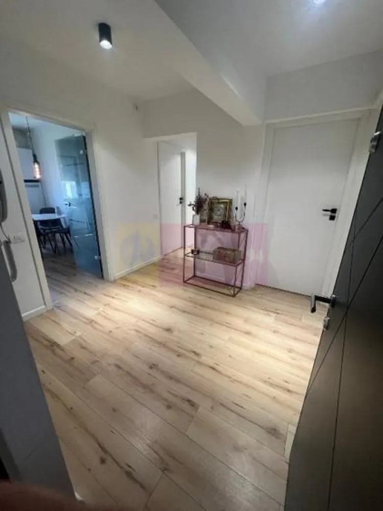 Ap 4 camere superb-Vedere la Parcul Morarilor-Mobilat modern-Centrală - Agentia Imobiliara Apulum 94, 

Vă prezentăm un apartament de 4 camere, cu o suprafață de aproximativ 86 mp, situat într-o zonă excelentă din Sectorul 2, chiar lângă Parcul Morarilor, ideal pentru familiile care își doresc confort, liniște și acces rapid la toate facilitățile orașului.

 Apartamentul a fost renovat complet și amenajat modern, cu mult bun gust, fiind pregătit pentru mutare imediată, fără investiții suplimentare.

Caracteristici:

✔ 4 camere spațioase și bine compartimentate
✔ Suprafață utilă de aproximativ 86 mp
✔ Etaj 9
✔ Centrală termică proprie
✔ Finisaje moderne și interior renovat complet
✔ Se vinde mobilat și utilat 
✔ Foarte luminos, cu o compartimentare practică și confortabilă.

Localizare excelentă:

 Parcul Morarilor – chiar lângă bloc, ideal pentru relaxare și activități în familie;
 Stație de metrou la câteva minute de mers pe jos;
 Kaufland în imediata apropiere;
 Grădiniță, școală și liceu la distanță foarte mică;
 Acces facil la mijloace de transport și principalele artere ale orașului.

Acest apartament reprezintă alegerea ideală pentru o familie care își dorește un cămin modern, într-o zonă foarte bine conectată și cu toate facilitățile la îndemână.
