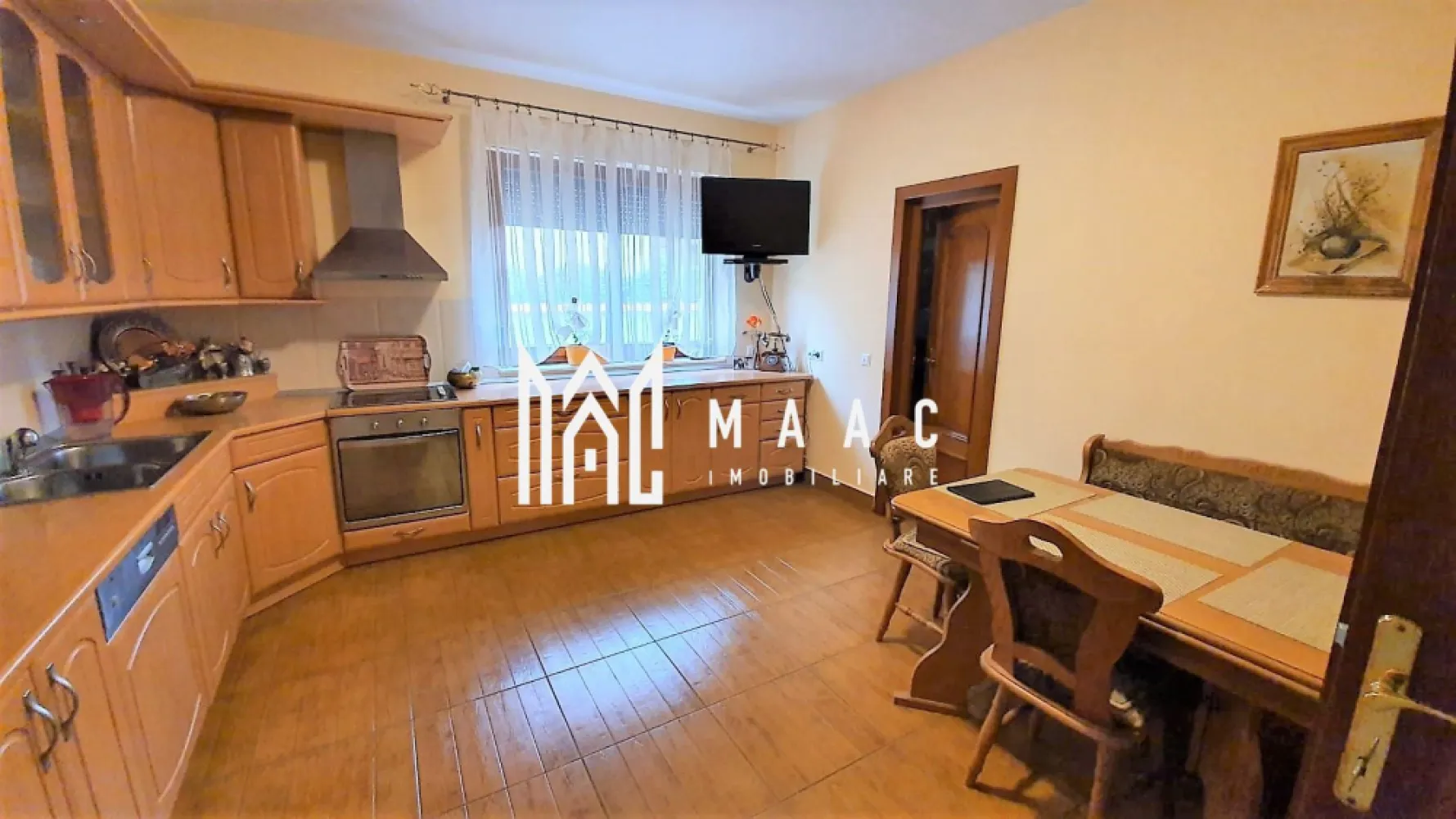 Casă în zona ultra centrală | D+P+M | 310 mp utili | Teren 469 mp - MAAC Imobiliare vă propune spre vânzare o proprietate impunătoare, construită în 2006 (locuită din 2007), cu suprafețe generoase și compartimentare excelentă, ideală pentru familie extinsă, locuință multifuncțională sau investiție, pretabilă pentru birouri, regim hotelier sau clinică.

Imobilul este amplasat pe un teren de 469 mp, cu un front stradal de 18,5 ml și beneficiază de o suprafață construită desfășurată de 468 mp, fiind dispus pe demisol, parter înalt, mansardă și pod. Se vinde parțial mobilat, oferind un echilibru optim între confort, funcționalitate și posibilități multiple de utilizare.

Compartimentarea este eficient realizată, cu spații bine delimitate și acces facil între niveluri, inclusiv un spațiu separat cu intrare proprie, potrivit pentru activități independente sau locuire separată.

Compartimentare detaliată:
-Demisol: cameră, bucătărie, hol, WC de serviciu, pivniță, spălătorie, cameră centrală termică, spațiu separat cu intrare proprie compus din cameră, WC de serviciu și duș
-Parter înalt: hol de acces cu dressing, living generos cu zonă de dining, bucătărie cu cămară, baie de serviciu, cameră (dormitor sau birou) cu baie proprie, casa scării către mansardă și demisol
-Mansardă: hol, 4 dormitoare fiecare cu dressing propriu, 3 băi cu geam, 2 balcoane
Pod: open space, necompartimentat, ideal pentru depozitare sau amenajare ulterioară

Proprietatea beneficiază de dotări moderne și soluții eficiente din punct de vedere energetic, asigurând un nivel ridicat de confort pe tot parcursul anului.

Dotări și confort:
-casă izolată termic
-panouri solare
-încălzire în pardoseală la parter și parțial în demisol
-șemineu funcțional pe lemne în living
-aer condiționat în toate dormitoarele și spațiile de la parter
-rulouri exterioare la geamuri
-rulouri electrice la cele două uși de acces de la parter
-băi complet echipate cu cadă sau cabină de duș, lavoar, bideu, WC și geam pentru aerisire naturală

Curtea oferă intimitate și spațiu generos pentru relaxare sau activități în aer liber, fiind amenajată pentru confortul întregii familii sau pentru organizarea de evenimente private.

Curte și exterior:
-terasă de 27 mp
-grătar zidit
-copertină pentru mașină
-spațiu ideal pentru relaxare, familie sau evenimente

Proprietatea este liberă de sarcini și se remarcă prin suprafața mare, compartimentarea excelentă, posibilitatea de utilizare mixtă și poziționarea care permite multiple scenarii de valorificare.

Pentru mai multe detalii sau pentru programarea unei vizionări, vă rugăm să menționați telefonic numărul CP2784849.