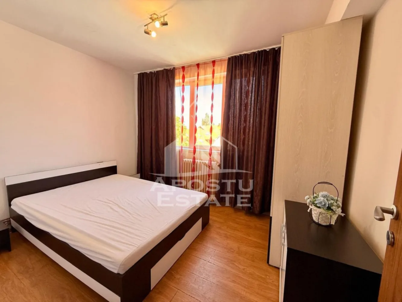 Apartament 3 camere,de inchiriat, Centru, Timisoara - Agentia imobiliara APOSTU ESTATE va propune spre inchiriere un apartament cu 3 camere, spatios si luminos, situat in zona Centrala, o zona linistita si bine pozitionata din Timisoara, potrivit pentru cupluri,familii, sau studenti care isi doresc o locuinta unde sa se simta confortabil si cu acces facil catre scoli, statii de autobuz, supermarketuri , magazine de zona, parcuri.

Suprafata utila: 63 mp
Compartimentare eficienta:
-Hol de acces generos
-Bucatarie complet mobilata si utilata, cu loc de luat masa
-Living luminos si spatios
-Dormitor mobilat si utilat
-Baie prevazuta cu cada

Confort si facilitati:
-Incalzirea apartamentului: centrala proprie
-Incalzirea prin calorifere
-Apartamentul este complet mobilat si utilat
-Se accepta animale de companie de catre proprietar

Localizare:
-Timis,Timisoara, zona Centrala – acces facil spre magazine, supermarketuri, scoli,facutati, parcuri si mijloace de transport in comun.

Ideal pentru:
-Familii
-Cupluri
-Studenti

Disponibilitate: imediata
Pret chirie lunara: 700 euro ( usor negociabil)
Programeaza o vizionare pentru a-ti putea imagina viitorul aici!
ID intern: CP3191207
