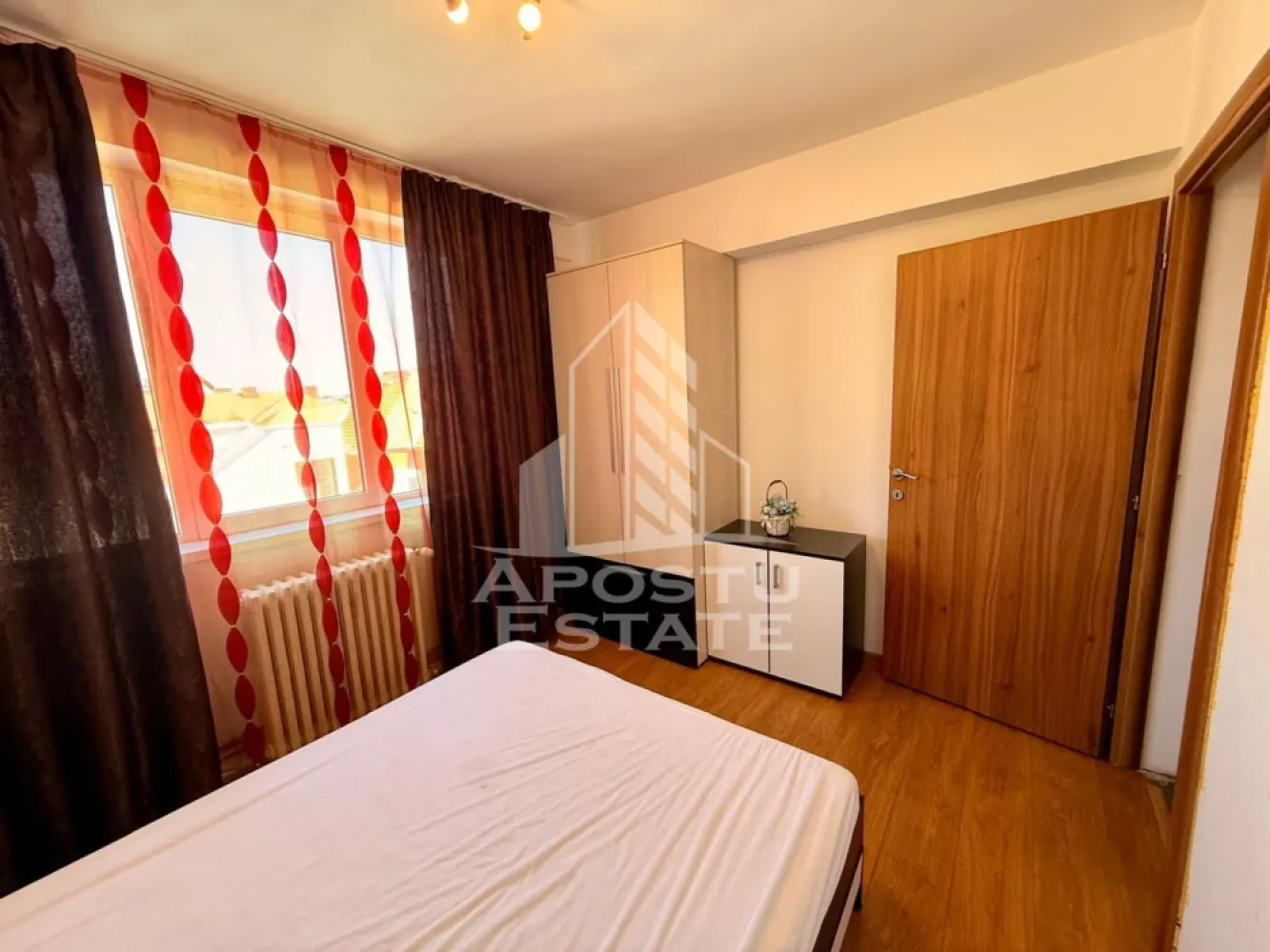 Apartament 3 camere,de inchiriat, Centru, Timisoara - Agentia imobiliara APOSTU ESTATE va propune spre inchiriere un apartament cu 3 camere, spatios si luminos, situat in zona Centrala, o zona linistita si bine pozitionata din Timisoara, potrivit pentru cupluri,familii, sau studenti care isi doresc o locuinta unde sa se simta confortabil si cu acces facil catre scoli, statii de autobuz, supermarketuri , magazine de zona, parcuri.

Suprafata utila: 63 mp
Compartimentare eficienta:
-Hol de acces generos
-Bucatarie complet mobilata si utilata, cu loc de luat masa
-Living luminos si spatios
-Dormitor mobilat si utilat
-Baie prevazuta cu cada

Confort si facilitati:
-Incalzirea apartamentului: centrala proprie
-Incalzirea prin calorifere
-Apartamentul este complet mobilat si utilat
-Se accepta animale de companie de catre proprietar

Localizare:
-Timis,Timisoara, zona Centrala – acces facil spre magazine, supermarketuri, scoli,facutati, parcuri si mijloace de transport in comun.

Ideal pentru:
-Familii
-Cupluri
-Studenti

Disponibilitate: imediata
Pret chirie lunara: 700 euro ( usor negociabil)
Programeaza o vizionare pentru a-ti putea imagina viitorul aici!
ID intern: CP3191207