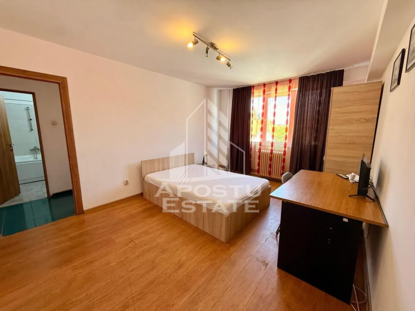 Apartament 3 camere,de inchiriat, Centru, Timisoara - Agentia imobiliara APOSTU ESTATE va propune spre inchiriere un apartament cu 3 camere, spatios si luminos, situat in zona Centrala, o zona linistita si bine pozitionata din Timisoara, potrivit pentru cupluri,familii, sau studenti care isi doresc o locuinta unde sa se simta confortabil si cu acces facil catre scoli, statii de autobuz, supermarketuri , magazine de zona, parcuri.

Suprafata utila: 63 mp
Compartimentare eficienta:
-Hol de acces generos
-Bucatarie complet mobilata si utilata, cu loc de luat masa
-Living luminos si spatios
-Dormitor mobilat si utilat
-Baie prevazuta cu cada

Confort si facilitati:
-Incalzirea apartamentului: centrala proprie
-Incalzirea prin calorifere
-Apartamentul este complet mobilat si utilat
-Se accepta animale de companie de catre proprietar

Localizare:
-Timis,Timisoara, zona Centrala – acces facil spre magazine, supermarketuri, scoli,facutati, parcuri si mijloace de transport in comun.

Ideal pentru:
-Familii
-Cupluri
-Studenti

Disponibilitate: imediata
Pret chirie lunara: 700 euro ( usor negociabil)
Programeaza o vizionare pentru a-ti putea imagina viitorul aici!
ID intern: CP3191207