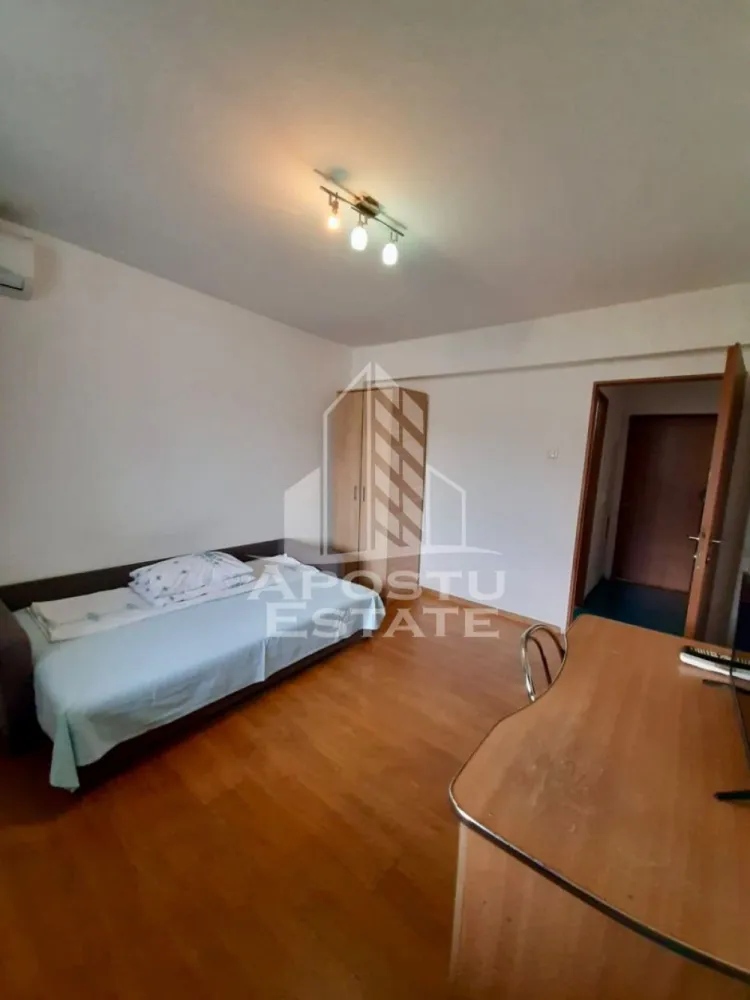 Apartament 3 camere,de inchiriat, Centru, Timisoara - Agentia imobiliara APOSTU ESTATE va propune spre inchiriere un apartament cu 3 camere, spatios si luminos, situat in zona Centrala, o zona linistita si bine pozitionata din Timisoara, potrivit pentru cupluri,familii, sau studenti care isi doresc o locuinta unde sa se simta confortabil si cu acces facil catre scoli, statii de autobuz, supermarketuri , magazine de zona, parcuri.

Suprafata utila: 63 mp
Compartimentare eficienta:
-Hol de acces generos
-Bucatarie complet mobilata si utilata, cu loc de luat masa
-Living luminos si spatios
-Dormitor mobilat si utilat
-Baie prevazuta cu cada

Confort si facilitati:
-Incalzirea apartamentului: centrala proprie
-Incalzirea prin calorifere
-Apartamentul este complet mobilat si utilat
-Se accepta animale de companie de catre proprietar

Localizare:
-Timis,Timisoara, zona Centrala – acces facil spre magazine, supermarketuri, scoli,facutati, parcuri si mijloace de transport in comun.

Ideal pentru:
-Familii
-Cupluri
-Studenti

Disponibilitate: imediata
Pret chirie lunara: 700 euro ( usor negociabil)
Programeaza o vizionare pentru a-ti putea imagina viitorul aici!
ID intern: CP3191207