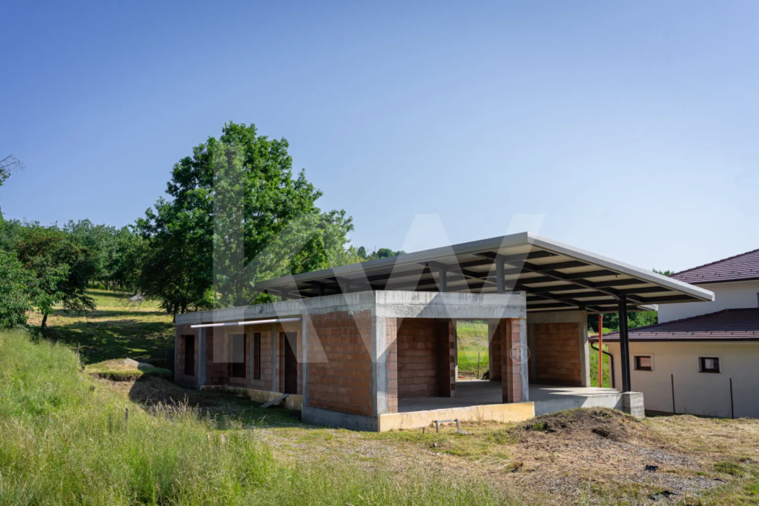 Casă cu arhitectură modernă si teren in Cisnădioara -  Casă cu arhitectură modernă , panoramă spre munti si Cetatea Cisnădioara

Vă prezentăm spre vânzare o proprietate deosebită, care impresionează de la prima vedere prin arhitectura și stilul contemporan definit. Construcția propune o îmbinare perfectă de materiale brute și nobile – cărămidă, beton și fier –intr un  cadru natural ,  fiind ideală pentru cei care apreciază designul structural curat și durabil.

Compartimentare inteligentă și spații generoase
Cu o suprafață construită de 255 mp și tavane înalte de 3 metri, locuința este excelent compartimentată, oferind o delimitare clară și funcțională între cele două zone principale:

Zona de zi: Un living impresionant cu dining în suprafață de 75 mp, completat de o bucătărie de 20 mp , ambele cu spații deschise. Această zonă a fost gândită pentru a fi vitrată integral, deschizându-se spre o priveliște spectaculoasă către munte, natură și cetatea medievala Cisnădioara.

Zona de odihnă: Un spațiu privat ce cuprinde un birou retras de 18 mp , un dormitor de 14 mp prevazut cu  baie proprie de 10 mp si dormitorul matrimonial  spectaculos de 24 mp si baie proprie cu o deschidere vitrata spre munte.

Teren generos î
Proprietatea este amplasată pe un teren de 1200 mp, situat într-o livadă  de cireși și vișini, având un front stradal de 20 de metri. Configurația curții permite o organizare ideală:

Curtea din față (500 mp): Oferă posibilitatea de terasare, fiind perfectă pentru amenajarea spațiilor tehnice și a parcărilor pentru autoturisme.

Curtea din spate (450 mp): Intimă și liniștită, destinată exclusiv zonei de agrement (piscină, terase sau locuri de joacă pentru copii).

Flexibilitate în achiziție
În acest moment, clădirea se află la stadiul de „roșu”, oferind viitorului proprietar libertatea totală de a-și personaliza finisajele interioare.

Tranzacția se poate realiza în două moduri, în funcție de preferințe:

Achiziție în stadiul actual (la roșu).

Predare „la cheie”, în baza unui proiect de design și execuție bine elaborat.

Această proprietate reprezintă un refugiu perfect într-un loc încărcat de istorie și liniște, fără a face compromisuri de la confortul modern și calitatea construcției. Pentru detalii suplimentare și vizionări, vă stăm la dispoziție.