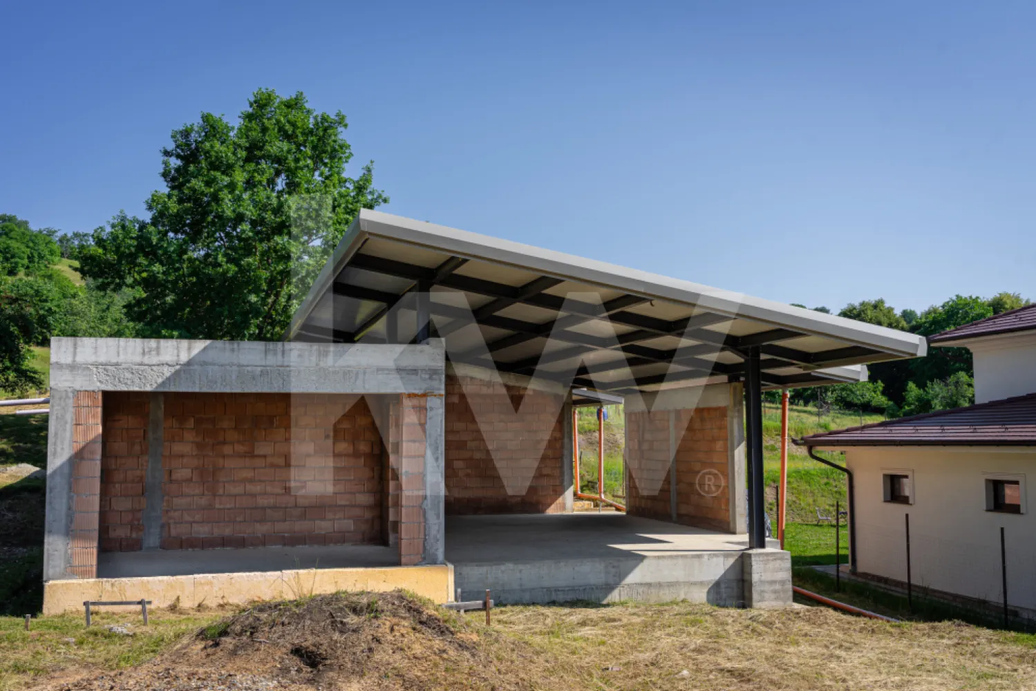 Casă cu arhitectură modernă si teren in Cisnădioara -  Casă cu arhitectură modernă , panoramă spre munti si Cetatea Cisnădioara

Vă prezentăm spre vânzare o proprietate deosebită, care impresionează de la prima vedere prin arhitectura și stilul contemporan definit. Construcția propune o îmbinare perfectă de materiale brute și nobile – cărămidă, beton și fier –intr un  cadru natural ,  fiind ideală pentru cei care apreciază designul structural curat și durabil.

Compartimentare inteligentă și spații generoase
Cu o suprafață construită de 255 mp și tavane înalte de 3 metri, locuința este excelent compartimentată, oferind o delimitare clară și funcțională între cele două zone principale:

Zona de zi: Un living impresionant cu dining în suprafață de 75 mp, completat de o bucătărie de 20 mp , ambele cu spații deschise. Această zonă a fost gândită pentru a fi vitrată integral, deschizându-se spre o priveliște spectaculoasă către munte, natură și cetatea medievala Cisnădioara.

Zona de odihnă: Un spațiu privat ce cuprinde un birou retras de 18 mp , un dormitor de 14 mp prevazut cu  baie proprie de 10 mp si dormitorul matrimonial  spectaculos de 24 mp si baie proprie cu o deschidere vitrata spre munte.

Teren generos î
Proprietatea este amplasată pe un teren de 1200 mp, situat într-o livadă  de cireși și vișini, având un front stradal de 20 de metri. Configurația curții permite o organizare ideală:

Curtea din față (500 mp): Oferă posibilitatea de terasare, fiind perfectă pentru amenajarea spațiilor tehnice și a parcărilor pentru autoturisme.

Curtea din spate (450 mp): Intimă și liniștită, destinată exclusiv zonei de agrement (piscină, terase sau locuri de joacă pentru copii).

Flexibilitate în achiziție
În acest moment, clădirea se află la stadiul de „roșu”, oferind viitorului proprietar libertatea totală de a-și personaliza finisajele interioare.

Tranzacția se poate realiza în două moduri, în funcție de preferințe:

Achiziție în stadiul actual (la roșu).

Predare „la cheie”, în baza unui proiect de design și execuție bine elaborat.

Această proprietate reprezintă un refugiu perfect într-un loc încărcat de istorie și liniște, fără a face compromisuri de la confortul modern și calitatea construcției. Pentru detalii suplimentare și vizionări, vă stăm la dispoziție.