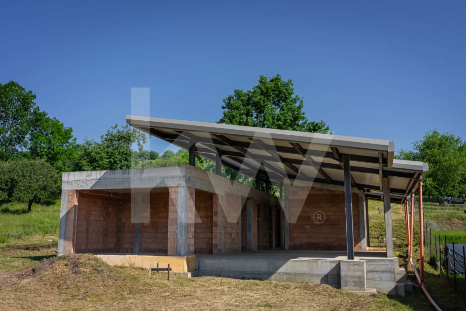 Casă cu arhitectură modernă si teren in Cisnădioara -  Casă cu arhitectură modernă , panoramă spre munti si Cetatea Cisnădioara

Vă prezentăm spre vânzare o proprietate deosebită, care impresionează de la prima vedere prin arhitectura și stilul contemporan definit. Construcția propune o îmbinare perfectă de materiale brute și nobile – cărămidă, beton și fier –intr un  cadru natural ,  fiind ideală pentru cei care apreciază designul structural curat și durabil.

Compartimentare inteligentă și spații generoase
Cu o suprafață construită de 255 mp și tavane înalte de 3 metri, locuința este excelent compartimentată, oferind o delimitare clară și funcțională între cele două zone principale:

Zona de zi: Un living impresionant cu dining în suprafață de 75 mp, completat de o bucătărie de 20 mp , ambele cu spații deschise. Această zonă a fost gândită pentru a fi vitrată integral, deschizându-se spre o priveliște spectaculoasă către munte, natură și cetatea medievala Cisnădioara.

Zona de odihnă: Un spațiu privat ce cuprinde un birou retras de 18 mp , un dormitor de 14 mp prevazut cu  baie proprie de 10 mp si dormitorul matrimonial  spectaculos de 24 mp si baie proprie cu o deschidere vitrata spre munte.

Teren generos î
Proprietatea este amplasată pe un teren de 1200 mp, situat într-o livadă  de cireși și vișini, având un front stradal de 20 de metri. Configurația curții permite o organizare ideală:

Curtea din față (500 mp): Oferă posibilitatea de terasare, fiind perfectă pentru amenajarea spațiilor tehnice și a parcărilor pentru autoturisme.

Curtea din spate (450 mp): Intimă și liniștită, destinată exclusiv zonei de agrement (piscină, terase sau locuri de joacă pentru copii).

Flexibilitate în achiziție
În acest moment, clădirea se află la stadiul de „roșu”, oferind viitorului proprietar libertatea totală de a-și personaliza finisajele interioare.

Tranzacția se poate realiza în două moduri, în funcție de preferințe:

Achiziție în stadiul actual (la roșu).

Predare „la cheie”, în baza unui proiect de design și execuție bine elaborat.

Această proprietate reprezintă un refugiu perfect într-un loc încărcat de istorie și liniște, fără a face compromisuri de la confortul modern și calitatea construcției. Pentru detalii suplimentare și vizionări, vă stăm la dispoziție.