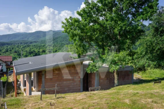 Casă cu arhitectură modernă si teren in Cisnădioara