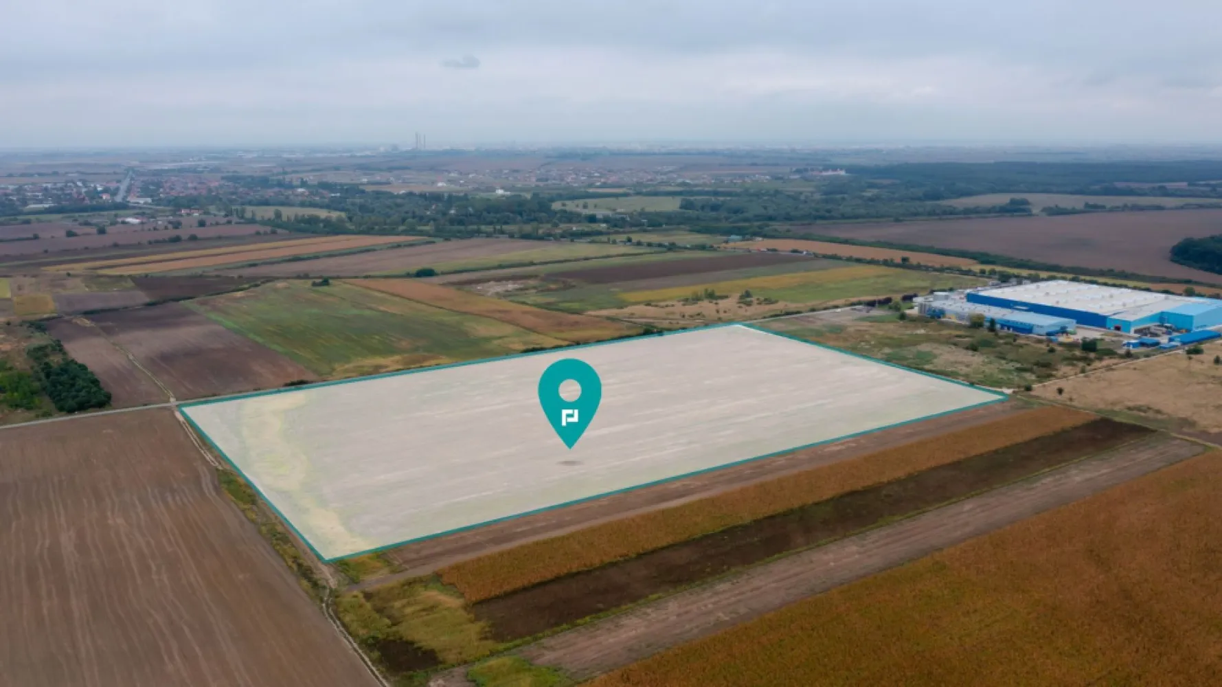 Teren extravilan 5 hectare ( zonă industrială ) Șag - Vă oferim o oportunitate unică de a achiziționa un teren extravilan cu o suprafață generoasă de 50.000 de metri pătrați, situat într-o locație excelentă la ieșirea din localitatea Șag. 

 Terenul beneficiază de 3 fronturi, oferind flexibilitate maximă pentru dezvoltarea proiectului dumneavoastră industrial sau logistic.

 Această proprietate reprezintă alegerea ideală pentru construcția unei fabrici, hale industriale, depozite sau orice alt proiect industrial datorită amplasării sale strategice într-o zonă industrială dezvoltată.

 Caracteristici cheie ale terenului:

 Suprafață: 50.000 metri pătrați
 Destinație: Extravilan
 Localizare: Zona industrială, Sag
 Acces facil la infrastructura rutieră și rețelele de utilități
 Potențial de dezvoltare considerabil
 Zonă în creștere cu oportunități de afaceri în creștere
 Avantaje suplimentare:

 Accesibilitate excelentă: Terenul are acces ușor la rețeaua de drumuri principale, ceea ce facilitează transportul materialelor și produselor finite.

 Utilități disponibile: Acest teren are potențialul de a fi conectat la utilitățile principale, cum ar fi apă, gaz, electricitate și canalizare.

 Zonă industrială în creștere: Zona industrială din Șag este în continuă dezvoltare, ceea ce înseamnă că există o cerere crescută pentru terenuri industriale în apropiere.

 Posibilități de extindere: Suprafața generoasă a terenului oferă posibilitatea de a extinde sau personaliza proiectul în funcție de nevoile dumneavoastră specifice.

 Pentru mai multe informații sau pentru a programa o vizionare a terenului, vă rugăm să ne contactați la numărul de telefon sau adresa de e-mail de mai jos. 

Consultant imobiliar : Laurentiu Caraman

Telefon : 0721824896

Email : laurentiu.caraman@propertylab.ro

 CP2334481