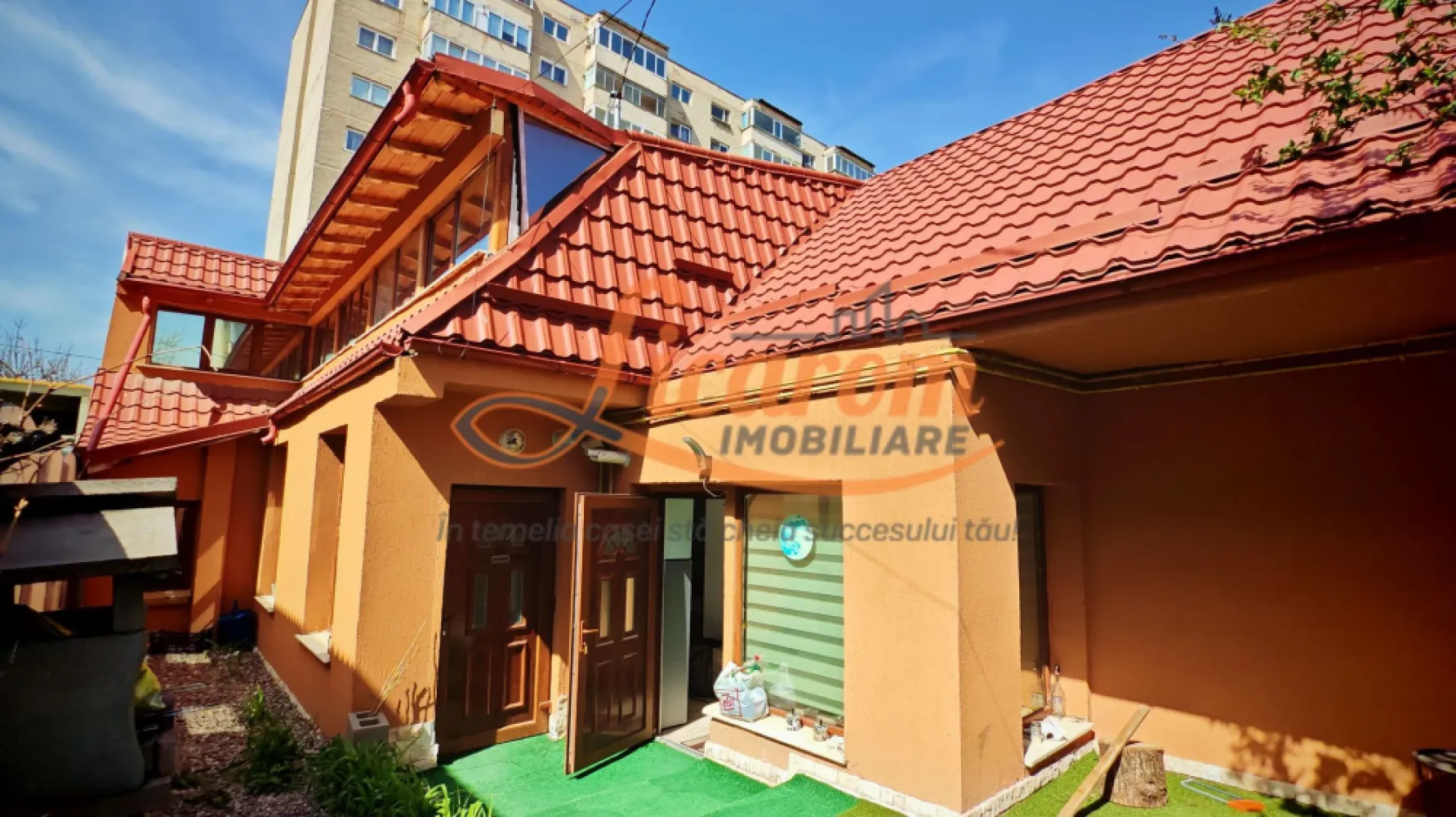 Vila 10 camere,pretabil compartimentare in 2 unitati separate,ASTRA. - Licarom Imobiliare propune spre vanzare in cartierul Astra apropiere de Calea Bucuresti o proprietate compusa din 10 camere care a fost amenajata modern si poate fi inchiriata pe termen lung sau in regim hotelier.
Proprietatea este compartimentata dupa cum urmeaza:
-PRIMA UNITATE LOCATIVA COMPUSA dintr-un studio (hol,baie,camera,dormitor si chichineta) și un apartament cu 2 dormitoare,2 bai si bucatarie .
-A DOUA UNITATE LOCATIVA COMPUSA dintr-un apartament cu 2 camere,chicineta si baie; alte doua camere cu baie proprie; si un apartament cu 2 camere,baie si chicineta.
Toate spatiile sunt recent amenajate(gresie,granit,parchet,faianta,geamuri termopan PVC,centrala termica pe gaz) -mobilate si utilate complet pentru a putea fi inchiriate pe termen lung sau pentru a putea functiona in regim de inchiriere hotelier.
MOMENTAN proprietatea este PARTIAL INCHIRIATA si produce venituri lunare de aproximativ 2500-3000 euro.
Curtea este frumoasa si curata.
Pretul este 328000 euro.
SE POATE VINDE TOATA SAU SEPARAT PE 2 UNITATI LOCATIVE .
Pentru mai multe informatii si vizionari,nu ezitati sa ne contactati la telefon 0723985424 Consultant imobiliar Liliana si 0741059397. Consultant imobiliar Calin