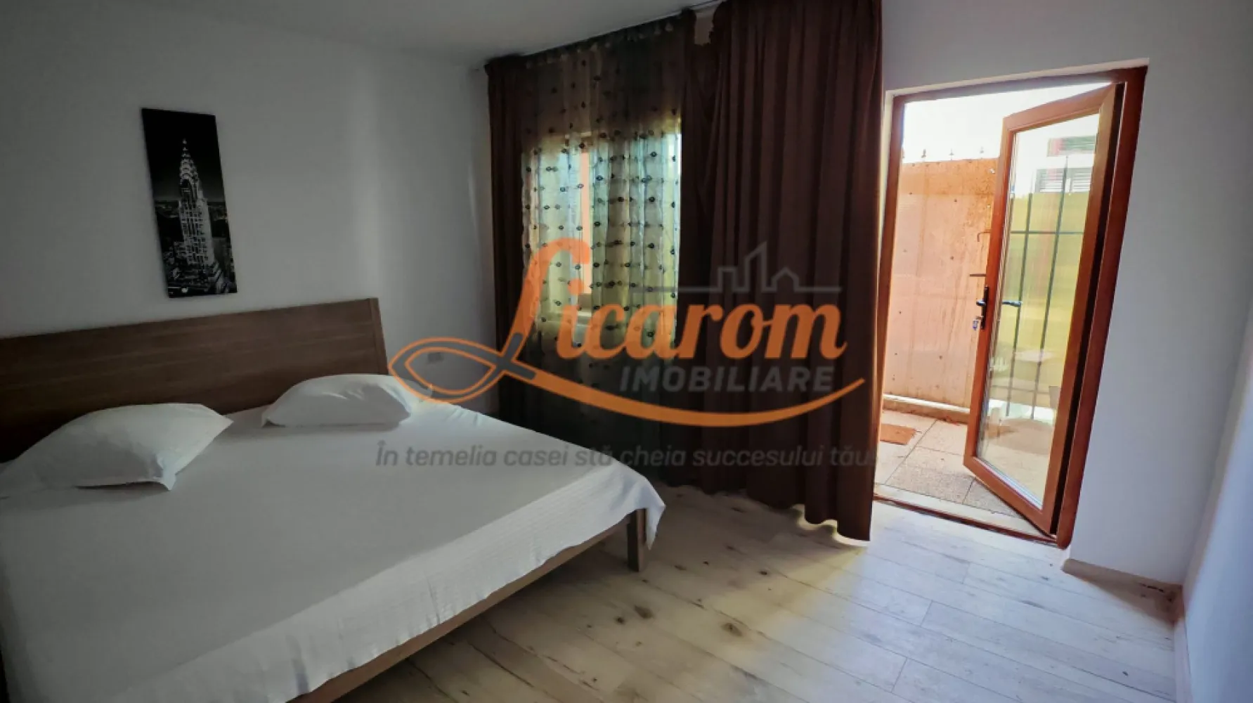 Vila 10 camere,pretabil compartimentare in 2 unitati separate,ASTRA. - Licarom Imobiliare propune spre vanzare in cartierul Astra apropiere de Calea Bucuresti o proprietate compusa din 10 camere care a fost amenajata modern si poate fi inchiriata pe termen lung sau in regim hotelier.
Proprietatea este compartimentata dupa cum urmeaza:
-PRIMA UNITATE LOCATIVA COMPUSA dintr-un studio (hol,baie,camera,dormitor si chichineta) și un apartament cu 2 dormitoare,2 bai si bucatarie .
-A DOUA UNITATE LOCATIVA COMPUSA dintr-un apartament cu 2 camere,chicineta si baie; alte doua camere cu baie proprie; si un apartament cu 2 camere,baie si chicineta.
Toate spatiile sunt recent amenajate(gresie,granit,parchet,faianta,geamuri termopan PVC,centrala termica pe gaz) -mobilate si utilate complet pentru a putea fi inchiriate pe termen lung sau pentru a putea functiona in regim de inchiriere hotelier.
MOMENTAN proprietatea este PARTIAL INCHIRIATA si produce venituri lunare de aproximativ 2500-3000 euro.
Curtea este frumoasa si curata.
Pretul este 328000 euro.
SE POATE VINDE TOATA SAU SEPARAT PE 2 UNITATI LOCATIVE .
Pentru mai multe informatii si vizionari,nu ezitati sa ne contactati la telefon 0723985424 Consultant imobiliar Liliana si 0741059397. Consultant imobiliar Calin