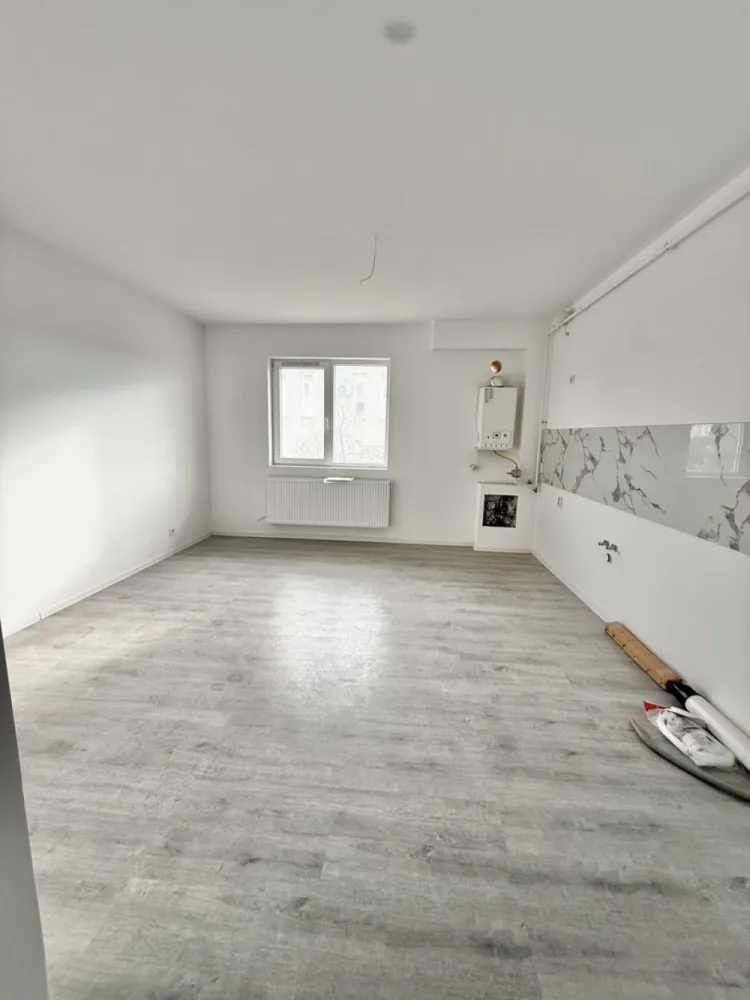 Garsoniera cartier Militari Residence- mutare imediata!! - TVA INCLUS !! Vă prezentăm o garsonieră deosebită, situată în cartierul Militari Residence, într-un bloc modern cu regim de înălțime P+3, poziționat strategic pentru a vă oferi confort și accesibilitate. Detalii proprietate: - Tip: Garsonieră - Etaj: 1 - Finalizata - mutare imediata !! - Locație: Militari Residence Avantaje: - Bloc nou, construit cu materiale de calitate, garantând un standard ridicat de confort. - Poziție excelentă, în imediata apropiere a mijloacelor de transport în comun, pentru o deplasare facilă către orice zonă a orașului. - Acces rapid la instituții educaționale (școli publice), centre comerciale, supermarketuri și mall-uri. - Zonă liniștită, ideală pentru locuit sau investiție. Acum este momentul să achiziționați locuința visurilor dumneavoastră! Contactați-ne pentru mai multe detalii și programarea unei vizionări.
