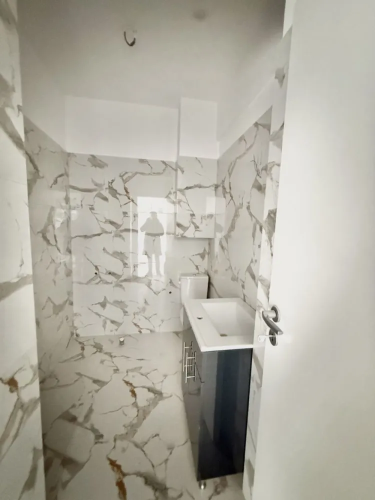 Garsoniera cartier Militari Residence- mutare imediata!! - TVA INCLUS !! Vă prezentăm o garsonieră deosebită, situată în cartierul Militari Residence, într-un bloc modern cu regim de înălțime P+3, poziționat strategic pentru a vă oferi confort și accesibilitate. Detalii proprietate: - Tip: Garsonieră - Etaj: 1 - Finalizata - mutare imediata !! - Locație: Militari Residence Avantaje: - Bloc nou, construit cu materiale de calitate, garantând un standard ridicat de confort. - Poziție excelentă, în imediata apropiere a mijloacelor de transport în comun, pentru o deplasare facilă către orice zonă a orașului. - Acces rapid la instituții educaționale (școli publice), centre comerciale, supermarketuri și mall-uri. - Zonă liniștită, ideală pentru locuit sau investiție. Acum este momentul să achiziționați locuința visurilor dumneavoastră! Contactați-ne pentru mai multe detalii și programarea unei vizionări.
