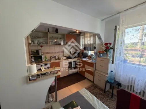 Apartament de vanzare 3 camere - zona Decebal