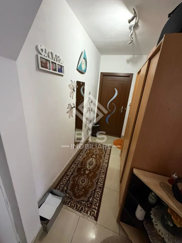 Apartament de vanzare 3 camere - zona Decebal - Oportunitate rară în zonă centrală!
Bis Imobiliare vă propune spre vânzare un apartament cu 3 camere, situat într-o zonă centrală apreciată, aproape de toate facilitățile necesare unui stil de viață confortabil: magazine, școli, mijloace de transport și puncte de interes ale orașului.

Cu o suprafață de 55 mp și compartimentare semidecomandată, locuința oferă un spațiu bine organizat, completat de un balcon ideal pentru momentele de relaxare. Proprietatea reprezintă o alegere excelentă atât pentru locuit, cât și pentru investiție, datorită poziționării și prețului competitiv.

3 camere
 55 mp
Balcon
Compartimentare semidecomandată
Zonă centrală
Preț: 65.500 €

O proprietate cu un raport calitate–preț foarte bun, greu de găsit în această zonă!

Contactează echipa Bis Imobiliare pentru detalii suplimentare și programarea unei vizionări.