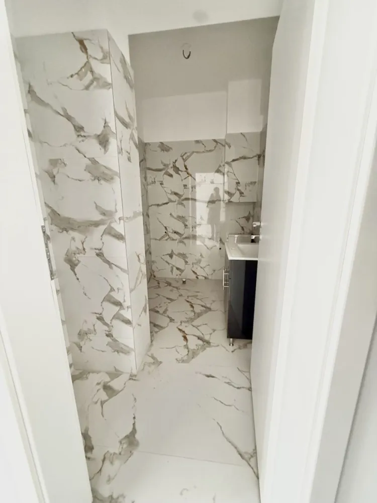 Garsoniera cartier Militari Residence- mutare imediata!! - TVA INCLUS !! Vă prezentăm o garsonieră deosebită, situată în cartierul Militari Residence, într-un bloc modern cu regim de înălțime P+3, poziționat strategic pentru a vă oferi confort și accesibilitate. Detalii proprietate: - Tip: Garsonieră - Etaj: 1 - Finalizata - mutare imediata !! - Locație: Militari Residence Avantaje: - Bloc nou, construit cu materiale de calitate, garantând un standard ridicat de confort. - Poziție excelentă, în imediata apropiere a mijloacelor de transport în comun, pentru o deplasare facilă către orice zonă a orașului. - Acces rapid la instituții educaționale (școli publice), centre comerciale, supermarketuri și mall-uri. - Zonă liniștită, ideală pentru locuit sau investiție. Acum este momentul să achiziționați locuința visurilor dumneavoastră! Contactați-ne pentru mai multe detalii și programarea unei vizionări.